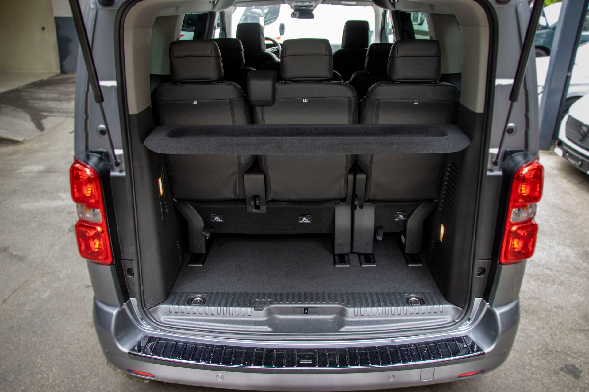 PEUGEOT Traveller 2.0 BlueHDi Business VIP Standard EAT8-image-16