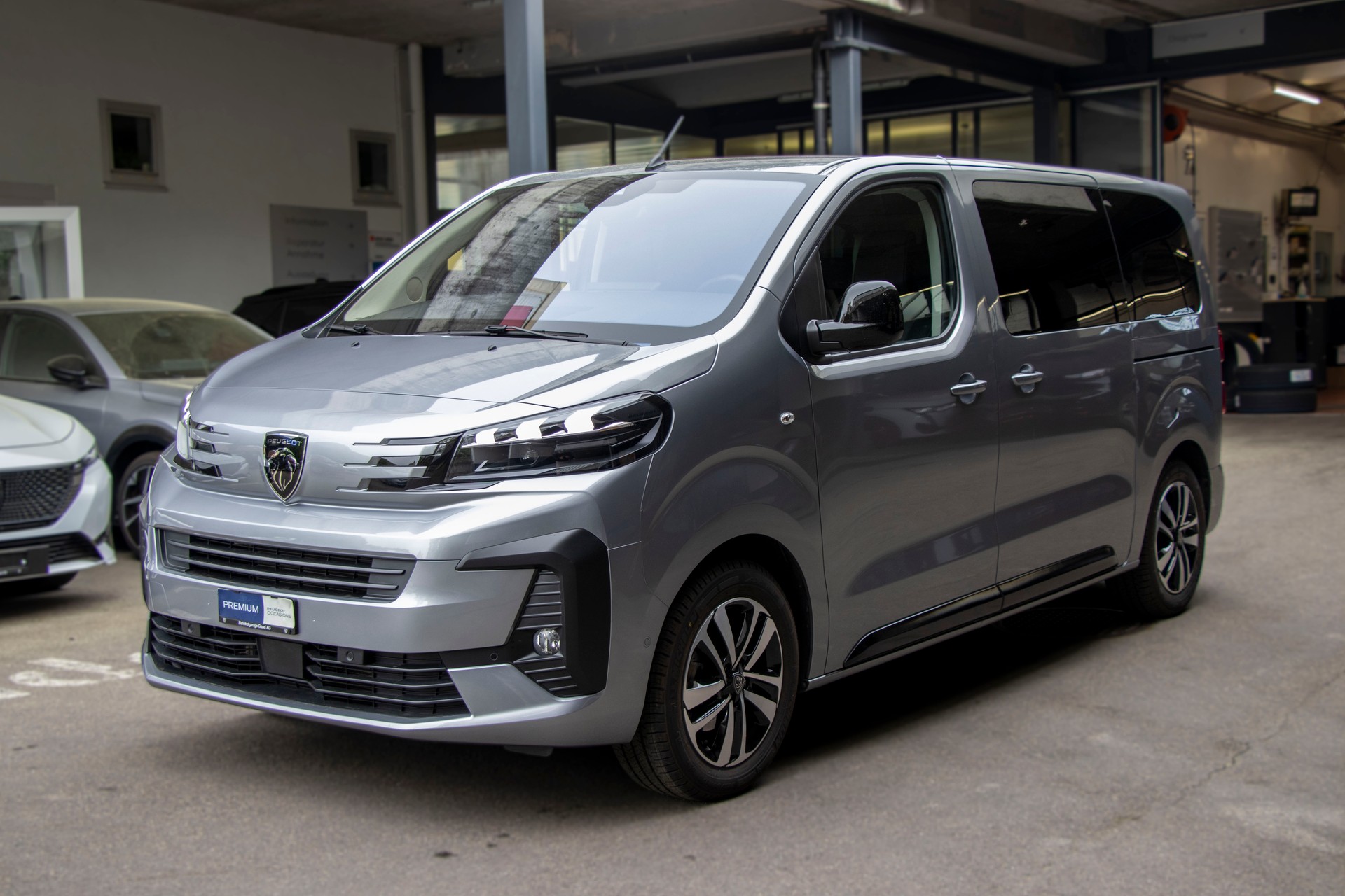PEUGEOT Traveller 2.0 BlueHDi Business VIP Standard EAT8