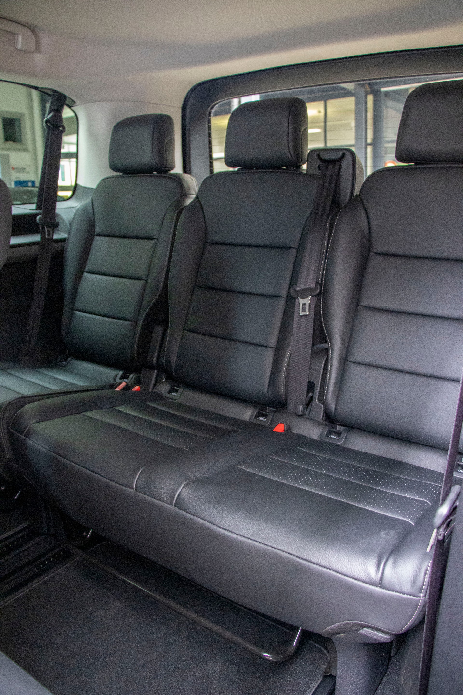 PEUGEOT Traveller 2.0 BlueHDi Business VIP Standard EAT8-image-15