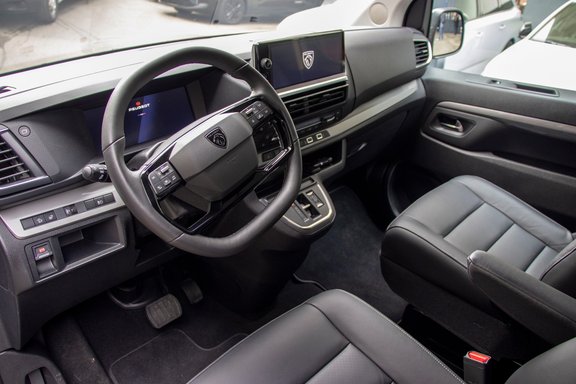 PEUGEOT Traveller 2.0 BlueHDi Business VIP Standard EAT8-image-4