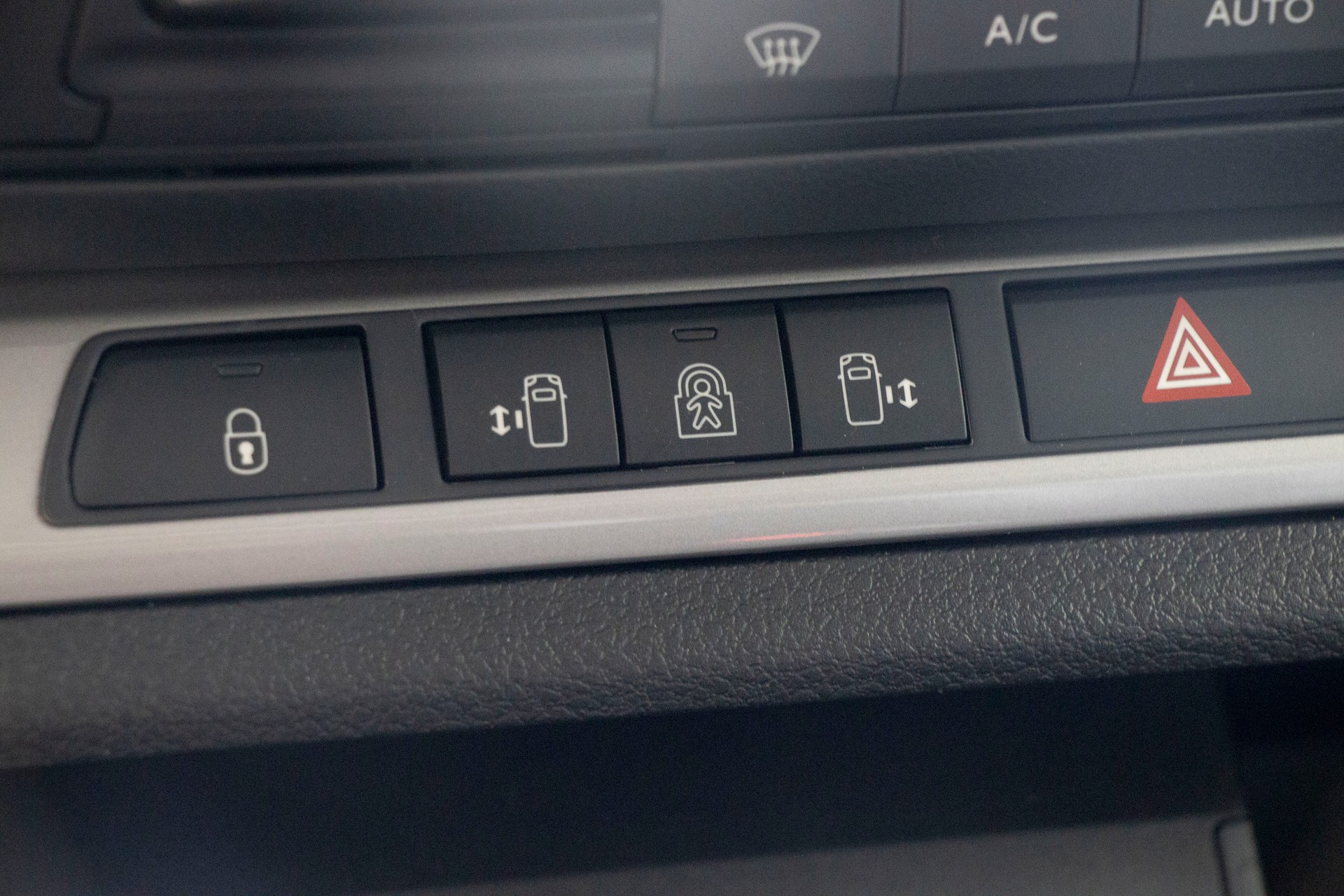 PEUGEOT Traveller 2.0 BlueHDi Business VIP Standard EAT8-image-11