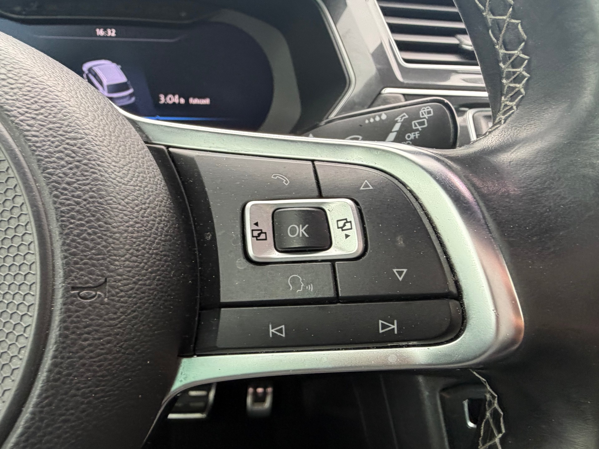 VW Tiguan 2.0 TDI SCR Highline4Motion DSG R-Line-image-12