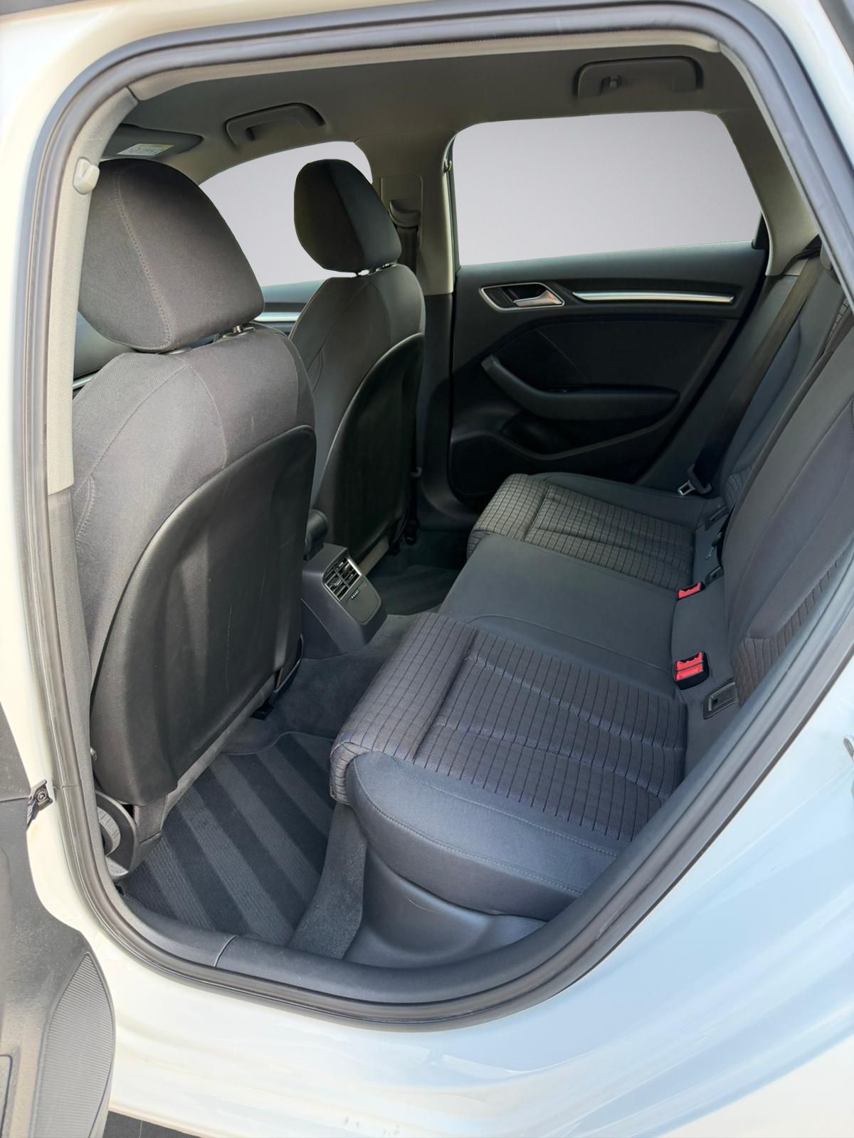 AUDI A3 Sportback 40 TDI Sport Attraction quattro S-tronic * AHK * Standheizung *-image-11
