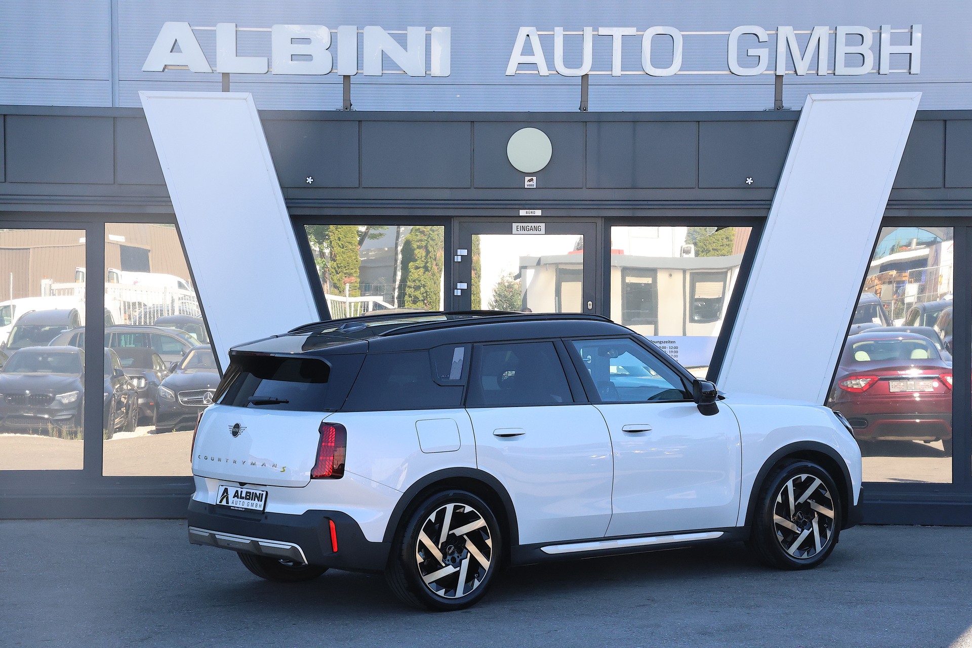 MINI Countryman SE ALL 4-showroom-element-2