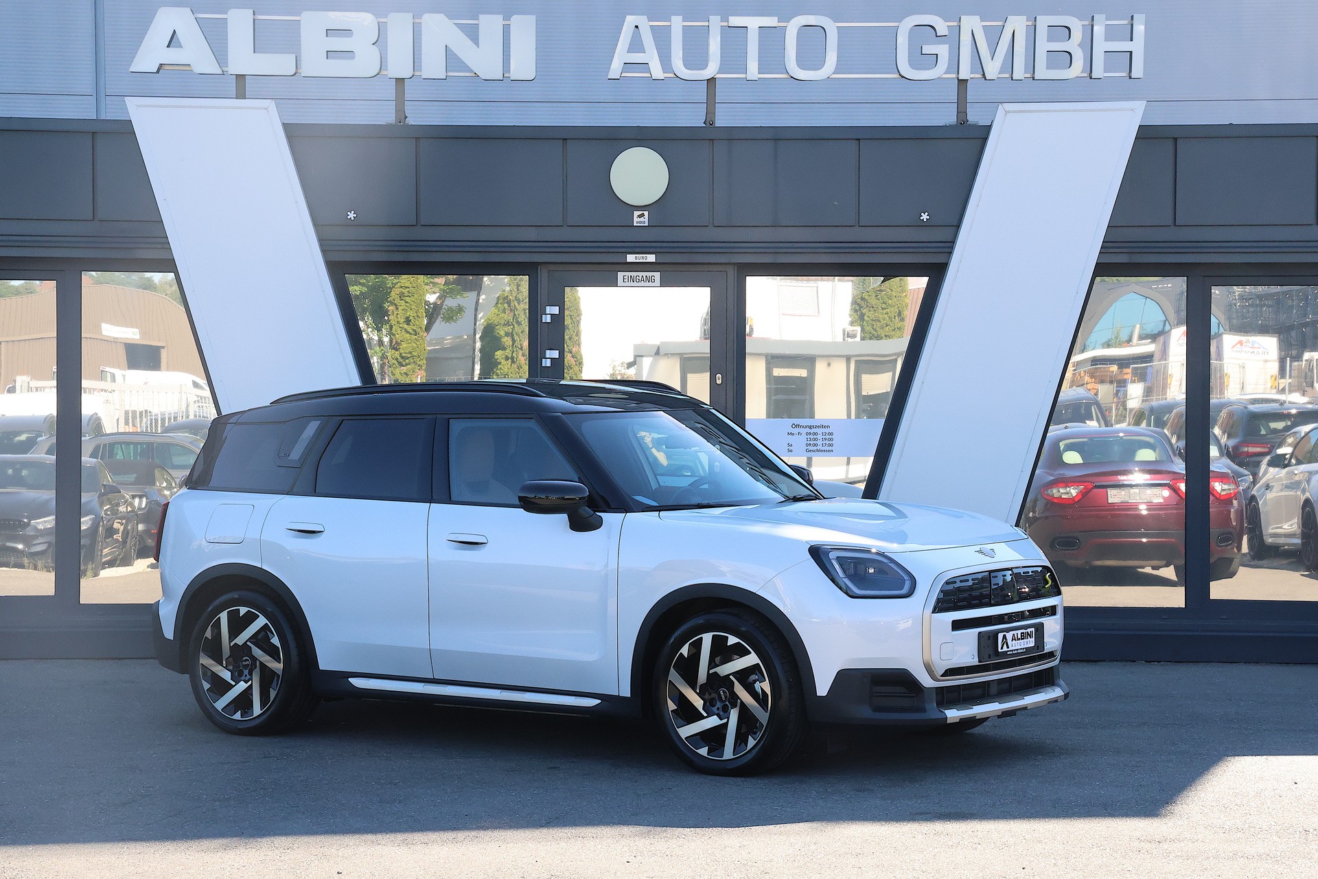 MINI Countryman SE ALL 4-showroom-element-1
