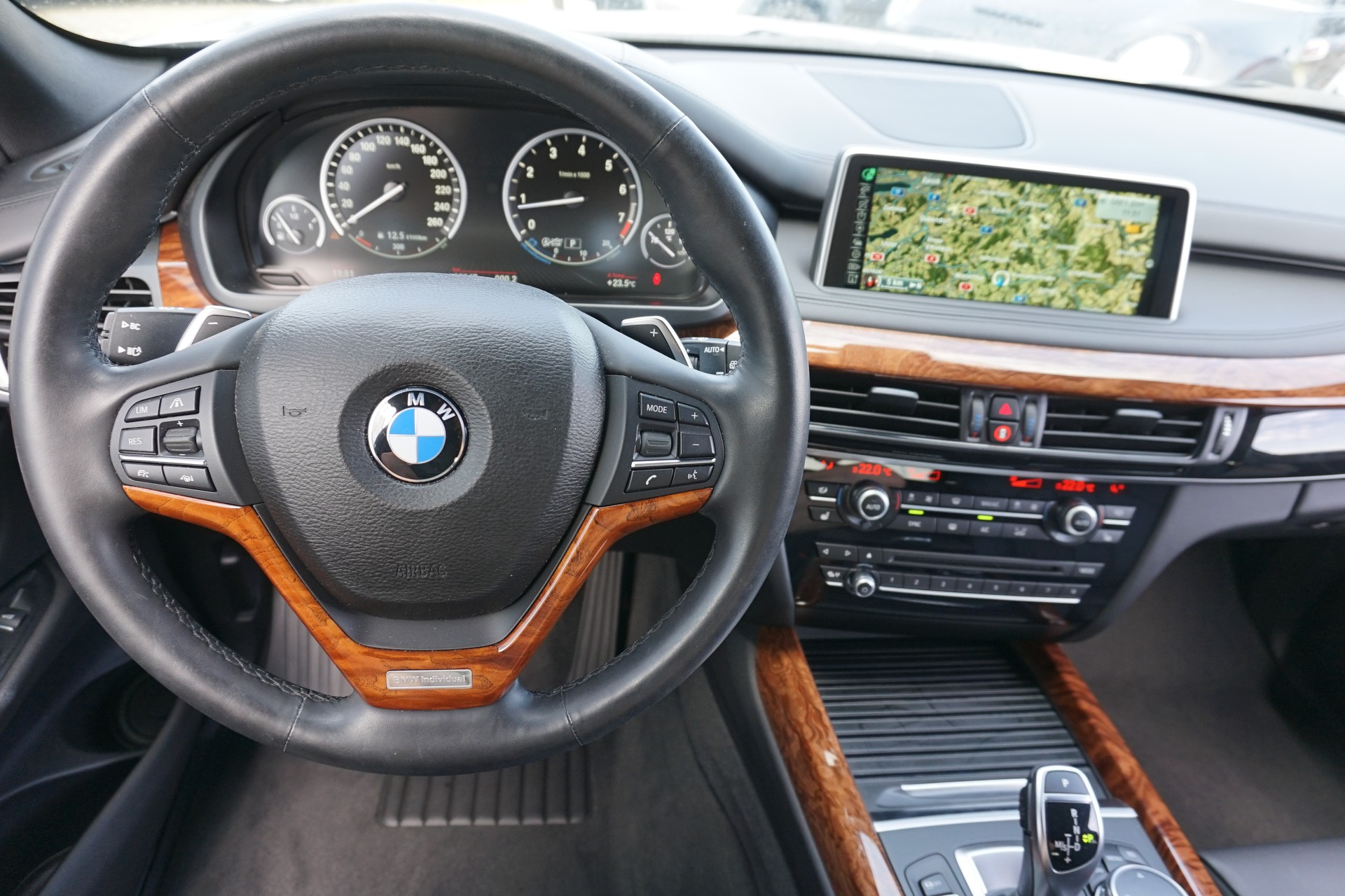 BMW X5 xDrive 50i V8 450PS aus erster Hand, sehr gepflegt, CH-Auto!!-image-14