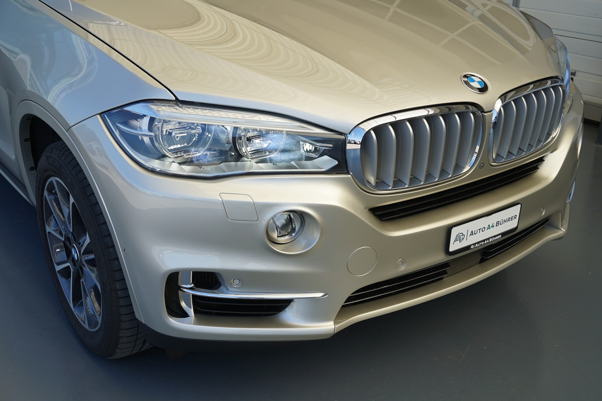 BMW X5 xDrive 50i V8 450PS aus erster Hand, sehr gepflegt, CH-Auto!!-showroom-element-3