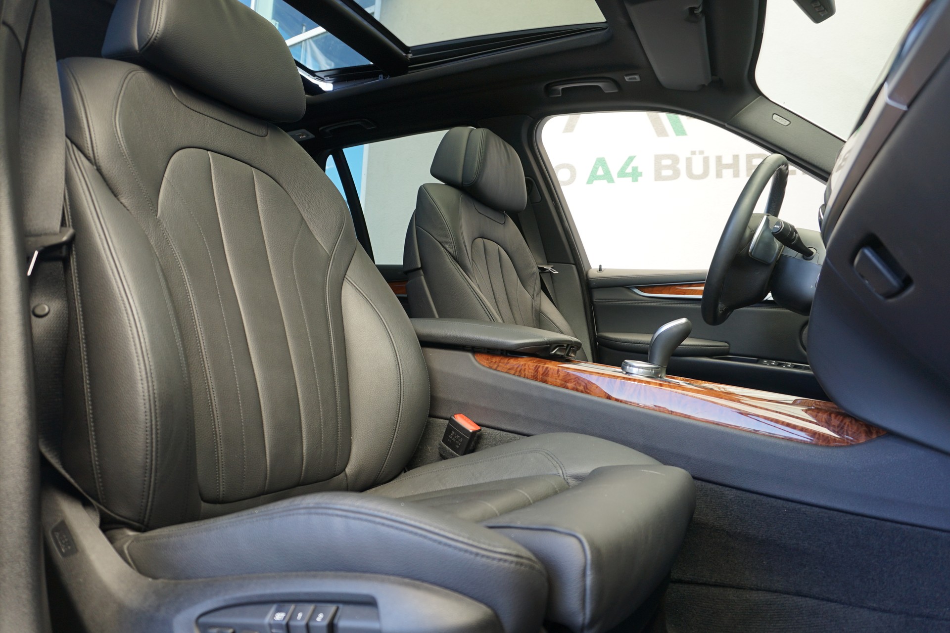 BMW X5 xDrive 50i V8 450PS aus erster Hand, sehr gepflegt, CH-Auto!!-image-22