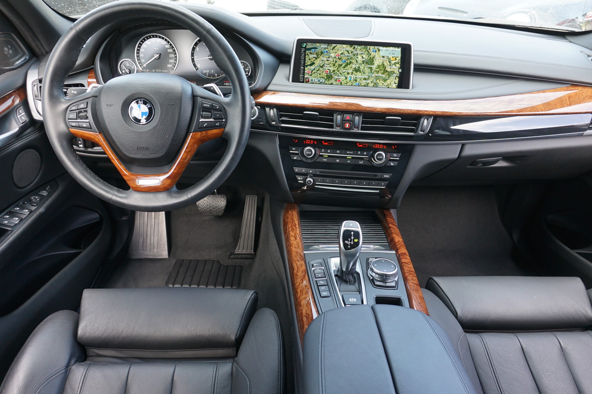 BMW X5 xDrive 50i V8 450PS aus erster Hand, sehr gepflegt, CH-Auto!!-image-13