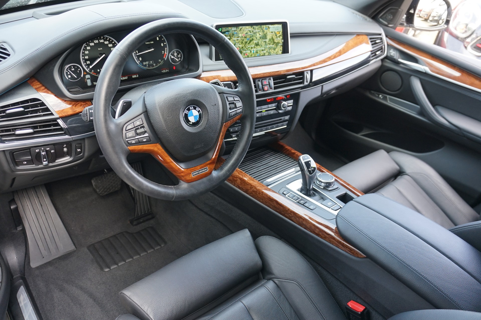 BMW X5 xDrive 50i V8 450PS aus erster Hand, sehr gepflegt, CH-Auto!!-image-16