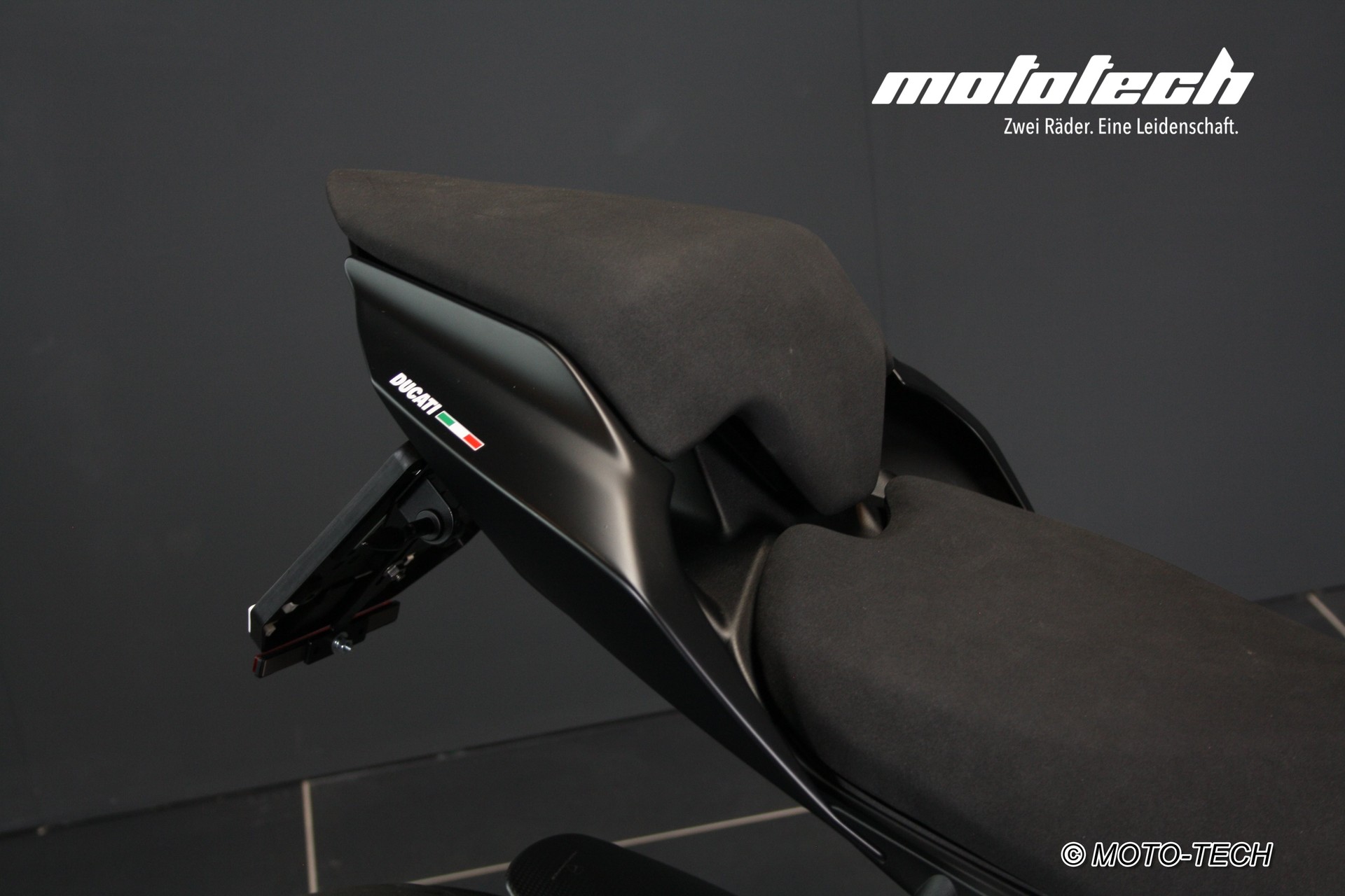 DUCATI Streetfighter V4 S SPECIALE AKRAPOVIC-image-11
