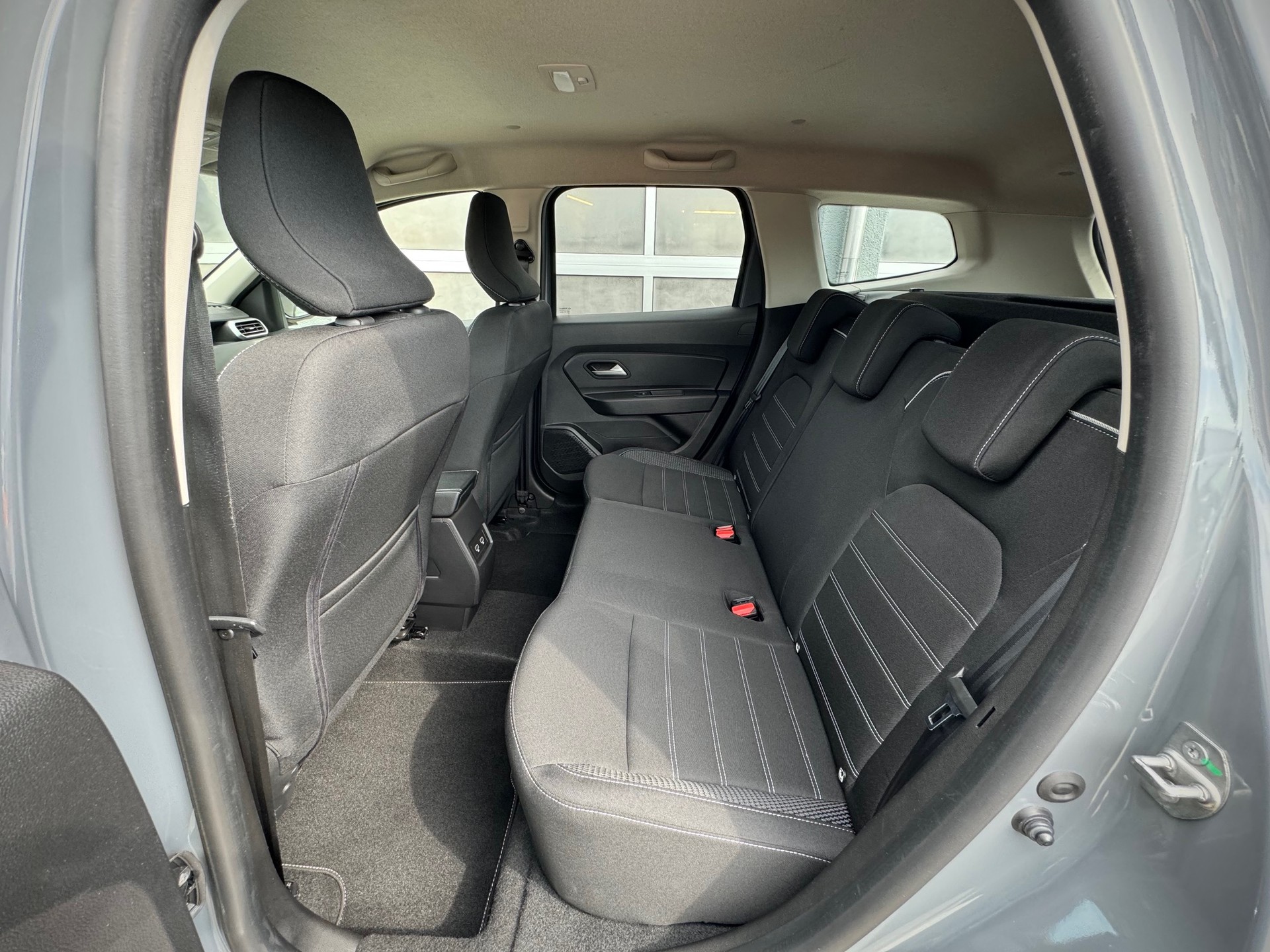 DACIA Duster TCe 150 Expression 4x4 - Véhicule Suisse (CH)-image-9