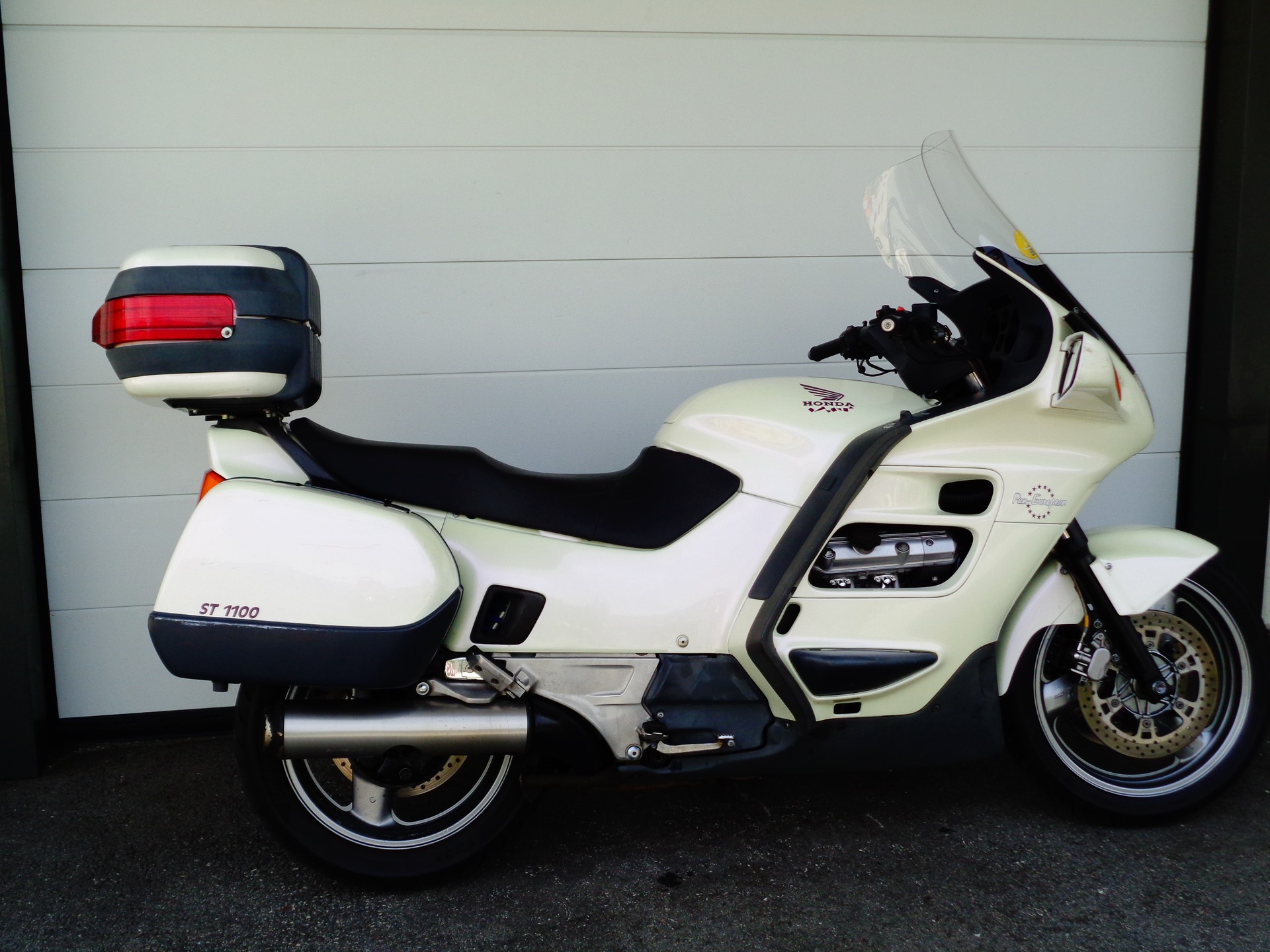 HONDA ST 1100 Pan-European-showroom-element-3