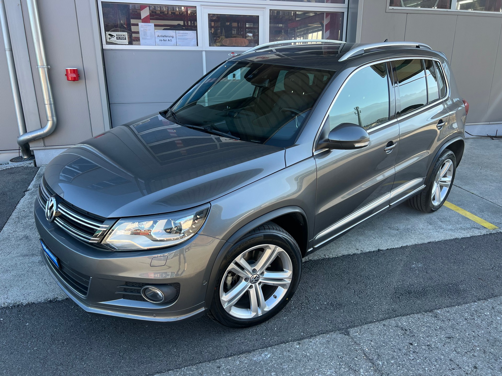 VW Tiguan 2.0 TSI R-Line 4x4 DSG *** Navigation * Leder * Anhàngerkupplung 2200 kg. * mit frisch ab MFK **