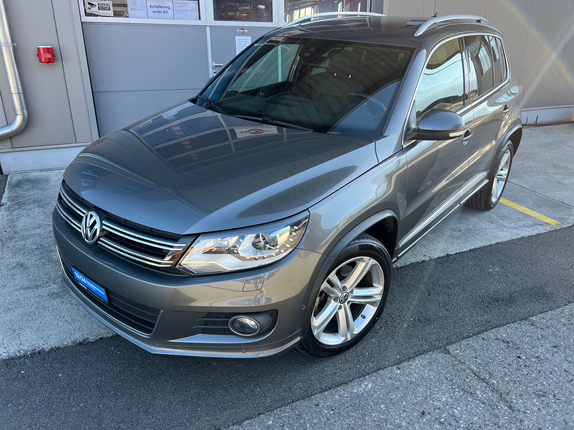 VW Tiguan 2.0 TSI R-Line 4x4 DSG *** Navigation * Leder * Anhàngerkupplung 2200 kg. * mit frisch ab MFK **-showroom-element-2
