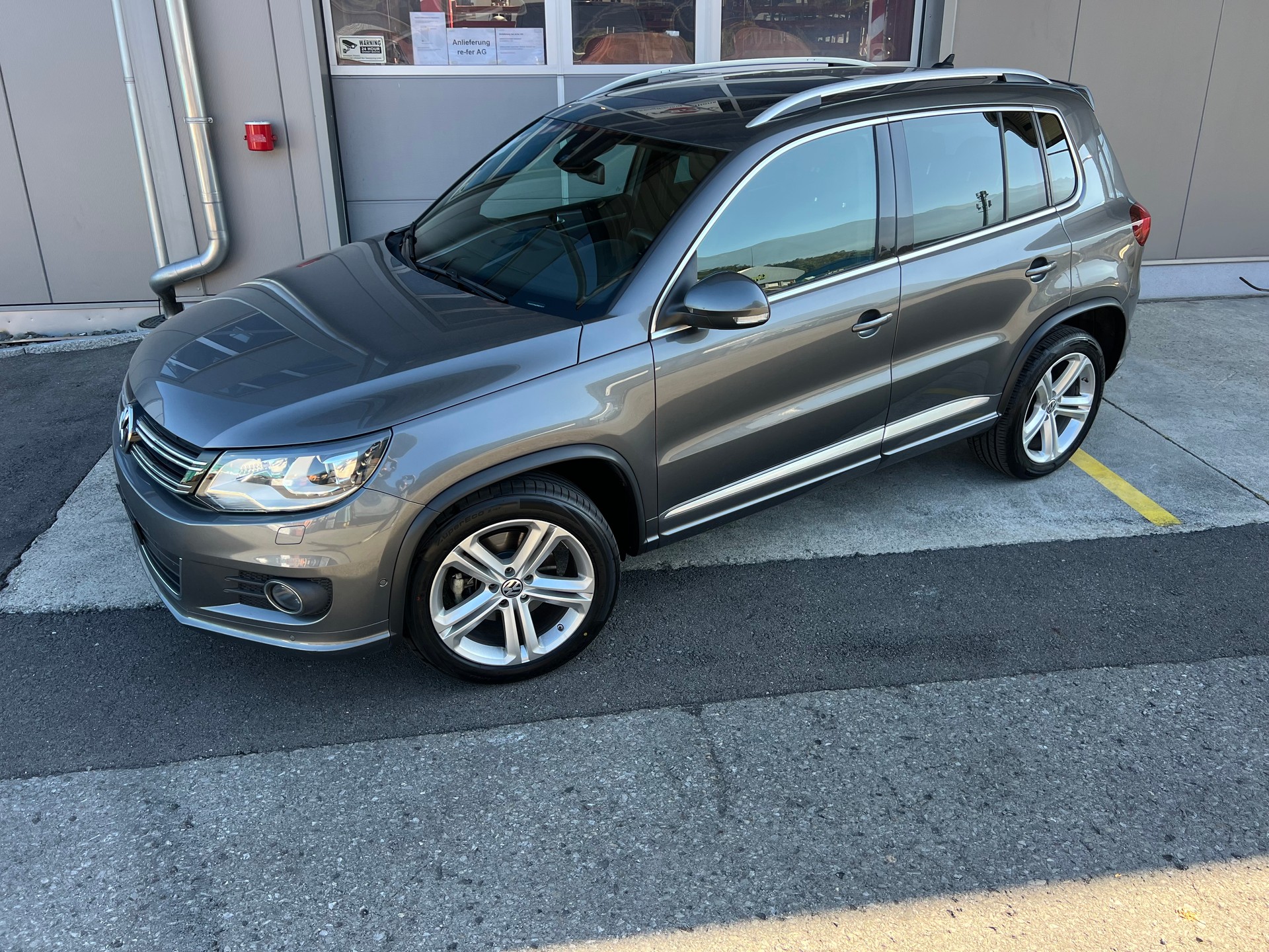VW Tiguan 2.0 TSI R-Line 4x4 DSG *** Navigation * Leder * Anhàngerkupplung 2200 kg. * mit frisch ab MFK **-showroom-element-3