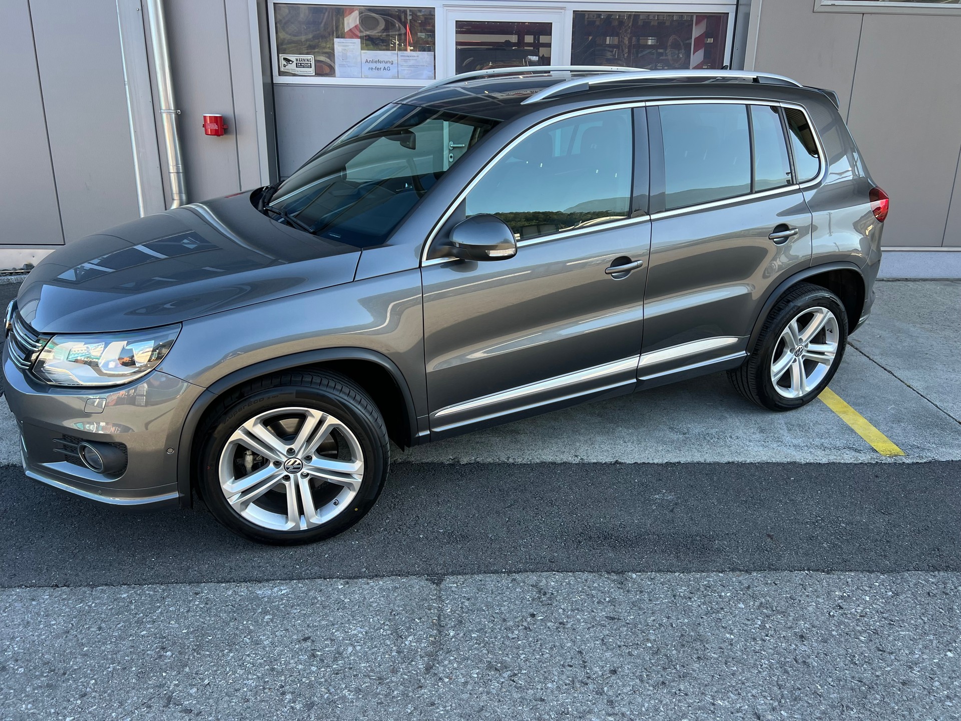 VW Tiguan 2.0 TSI R-Line 4x4 DSG *** Navigation * Leder * Anhàngerkupplung 2200 kg. * mit frisch ab MFK **-showroom-element-1