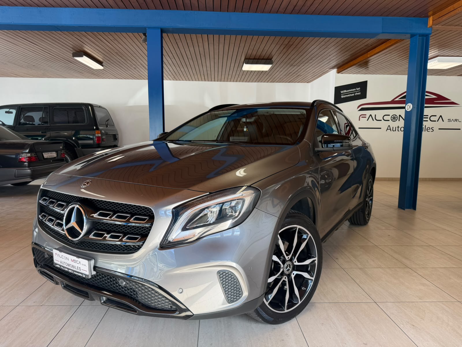 MERCEDES-BENZ GLA 200 Night Star 7G-DCT-showroom-element-3
