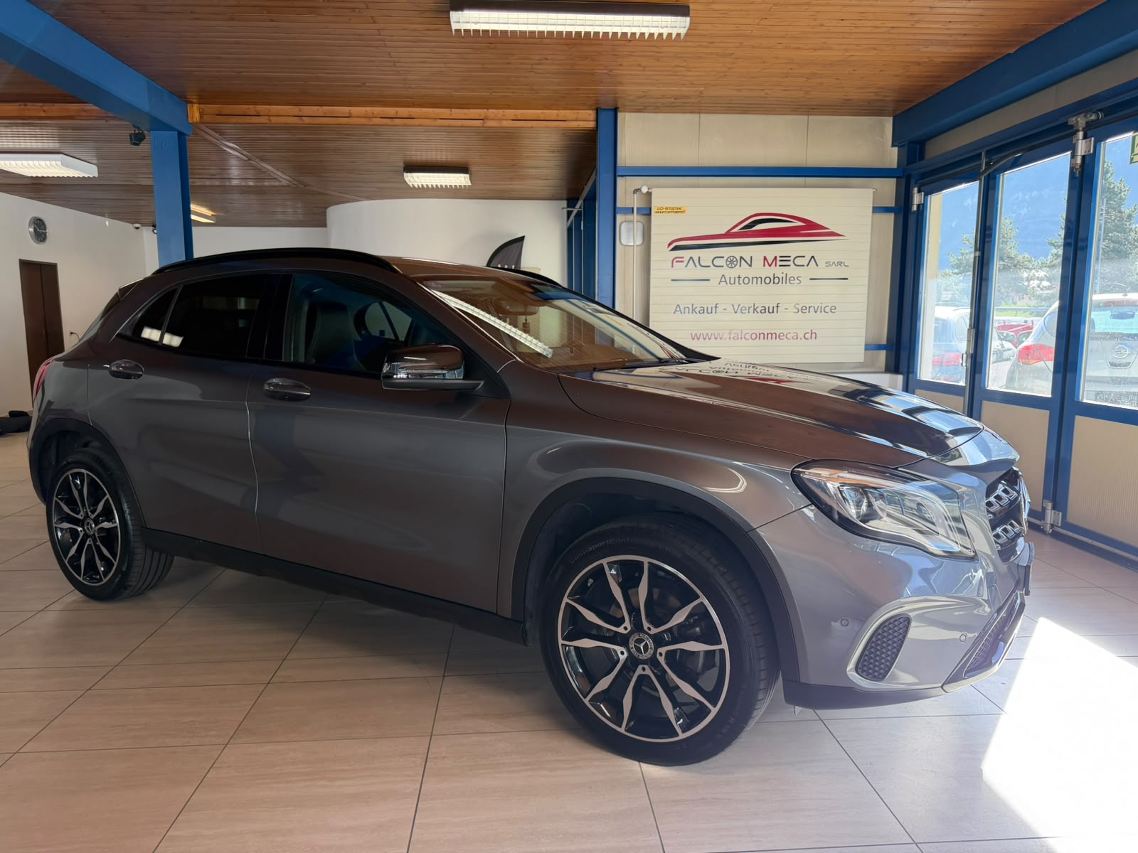MERCEDES-BENZ GLA 200 Night Star 7G-DCT-showroom-element-1
