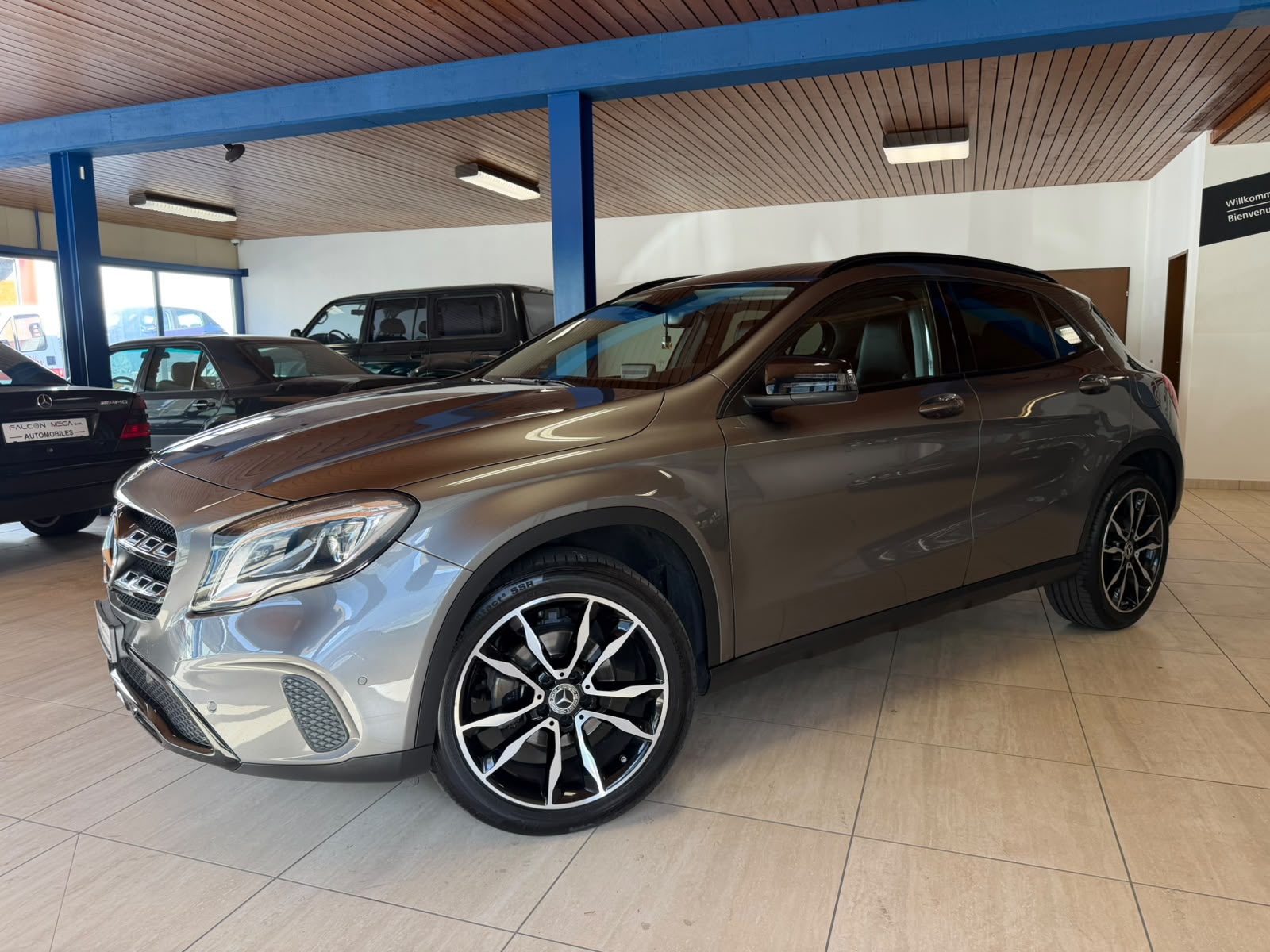 MERCEDES-BENZ GLA 200 Night Star 7G-DCT-showroom-element-2