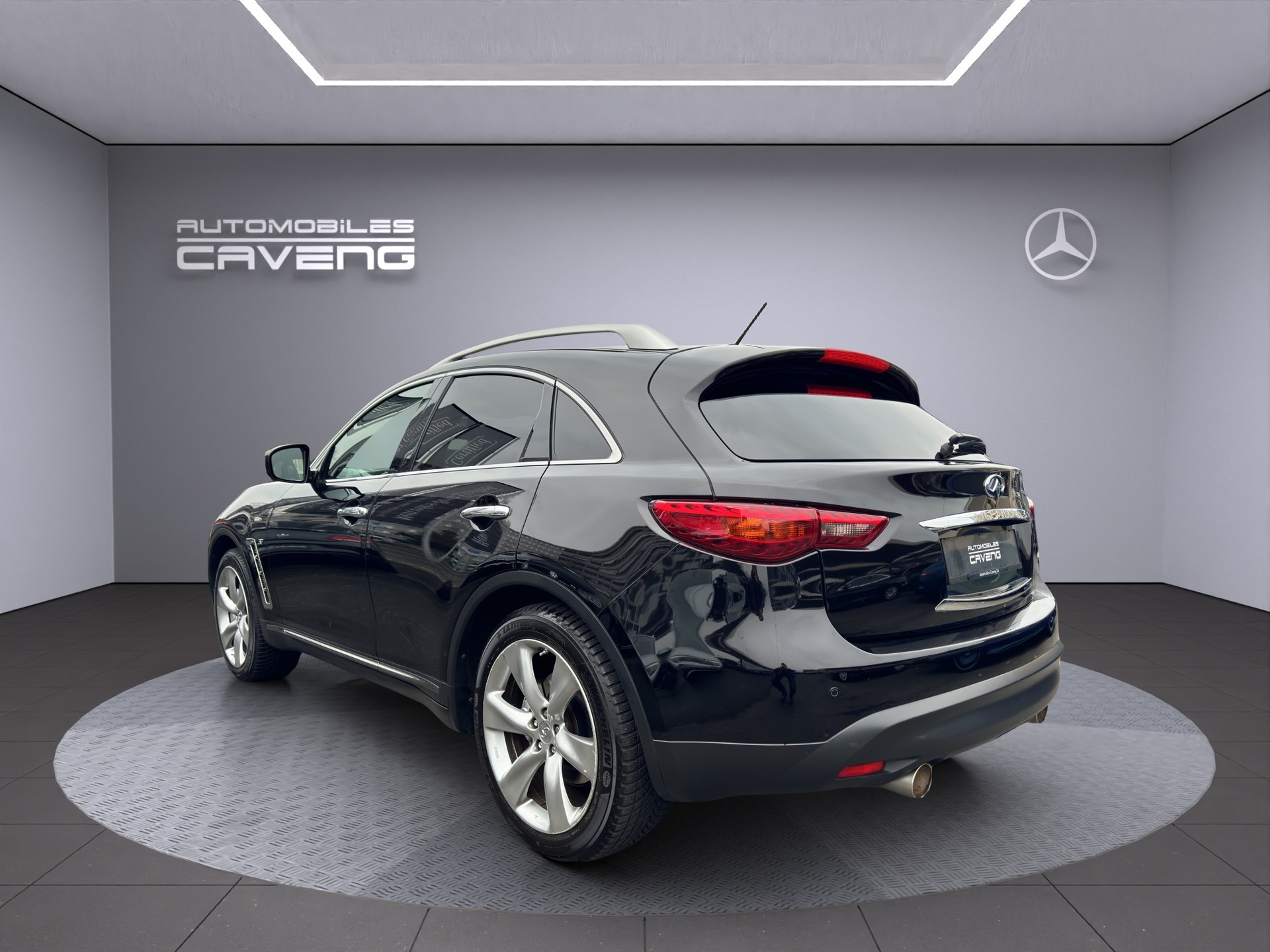 INFINITI QX70 3.7 S Premium AWD Automatic-showroom-element-2