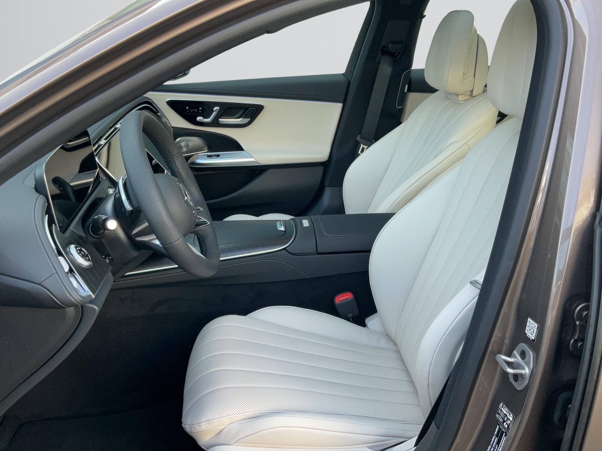 MERCEDES-BENZ E 300 de 4MATIC T-Modell AMG Line-image-4
