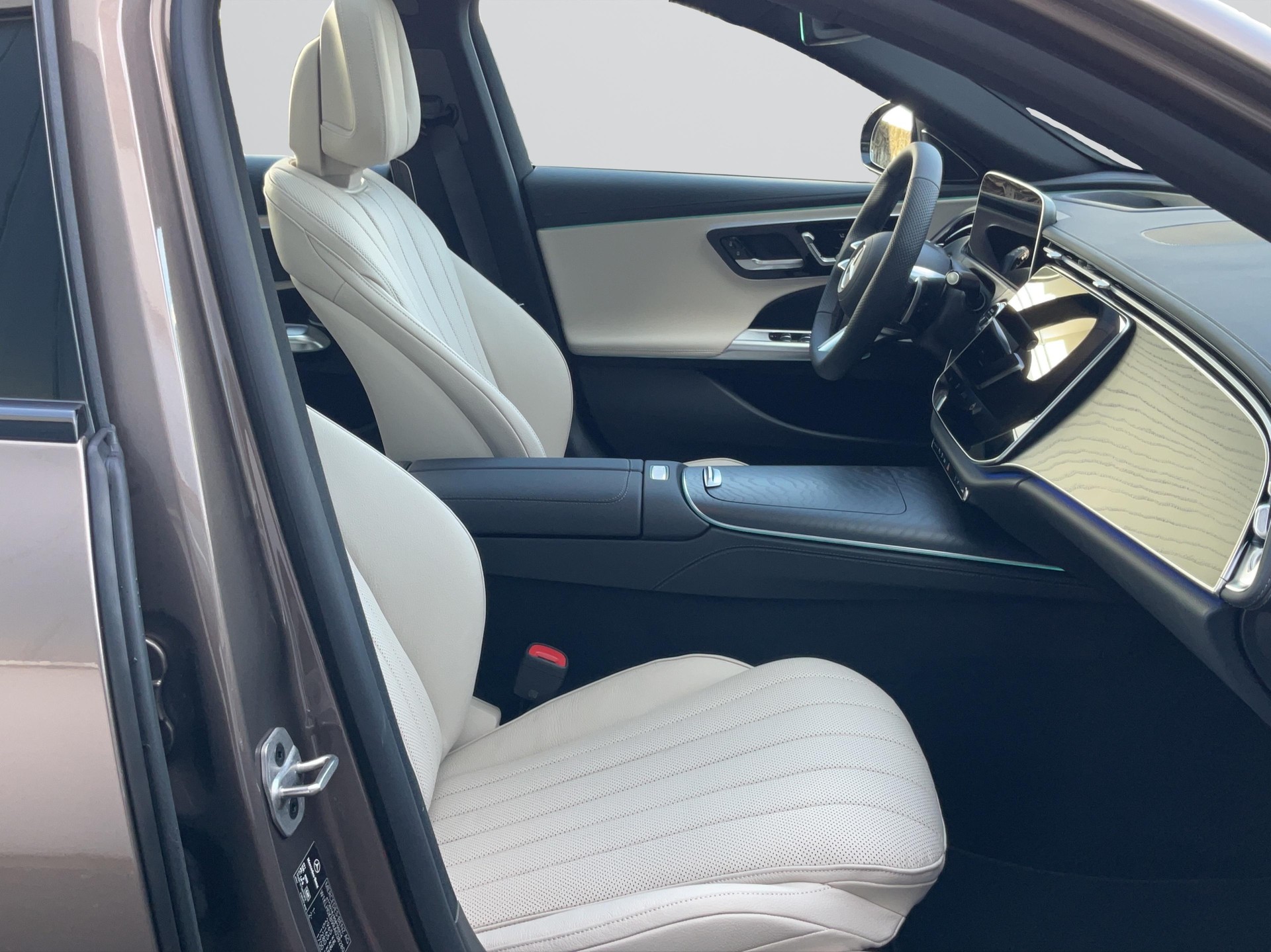 MERCEDES-BENZ E 300 de 4MATIC T-Modell AMG Line-image-6