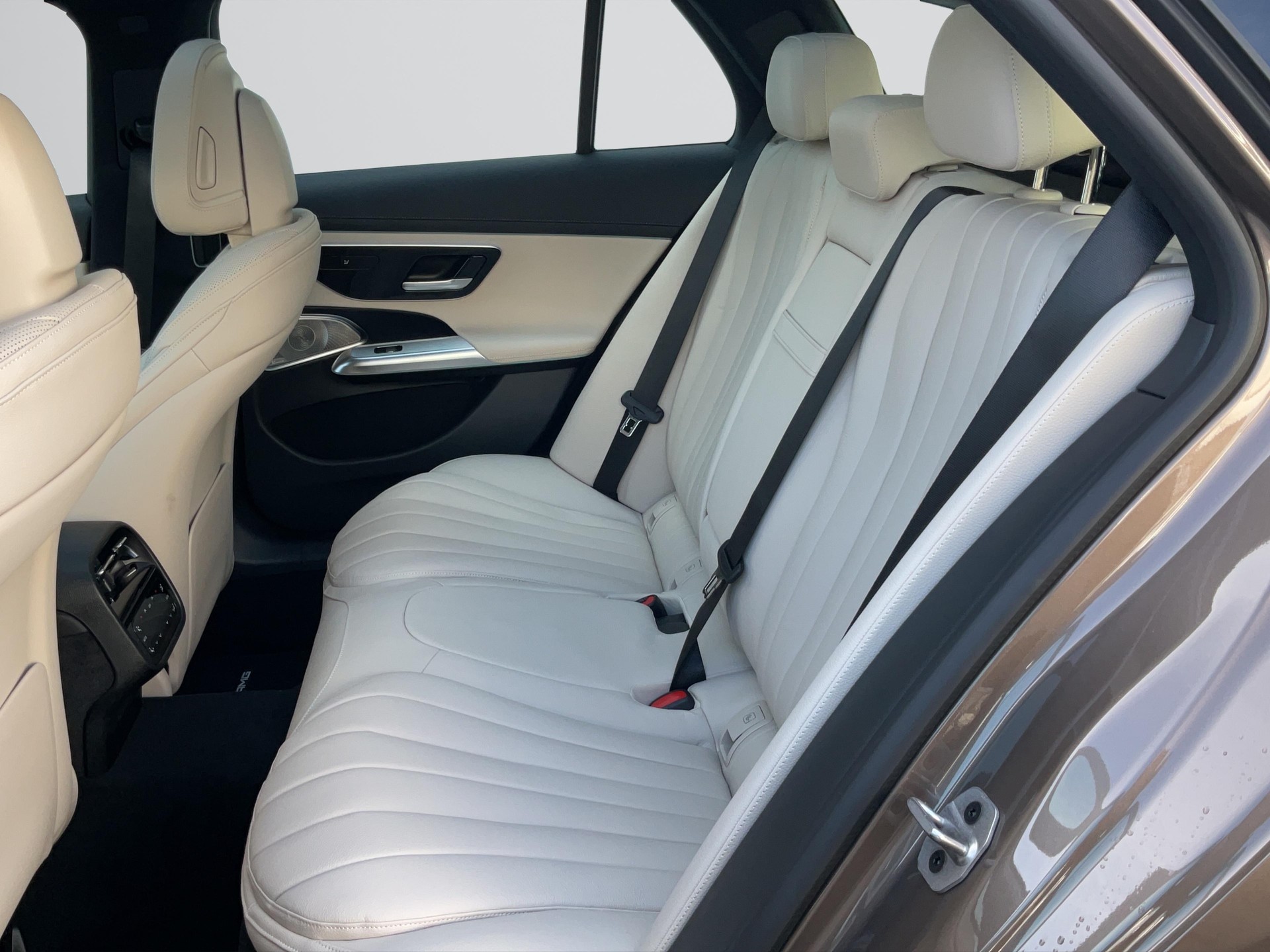 MERCEDES-BENZ E 300 de 4MATIC T-Modell AMG Line-image-7