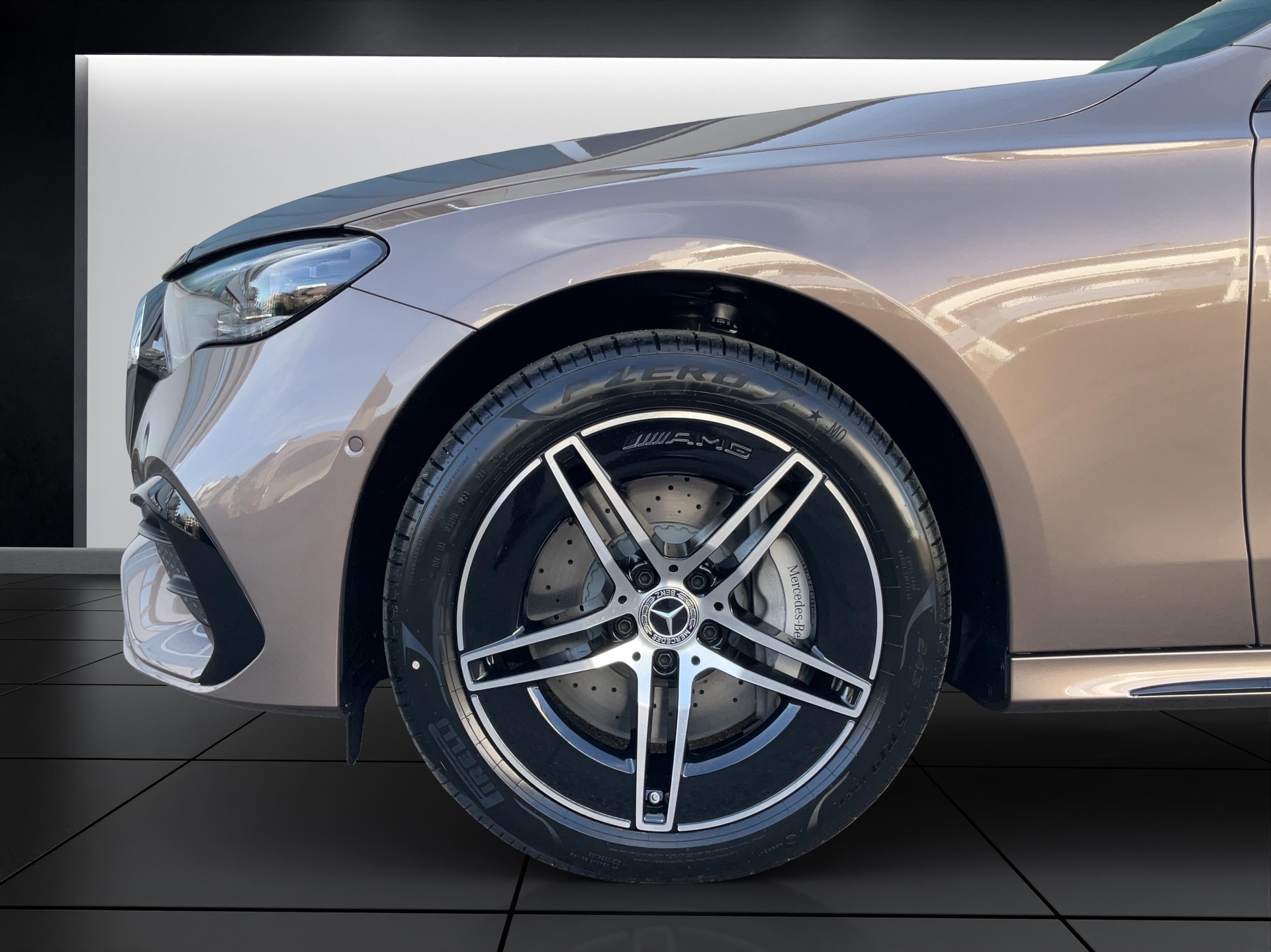 MERCEDES-BENZ E 300 de 4MATIC T-Modell AMG Line-image-9