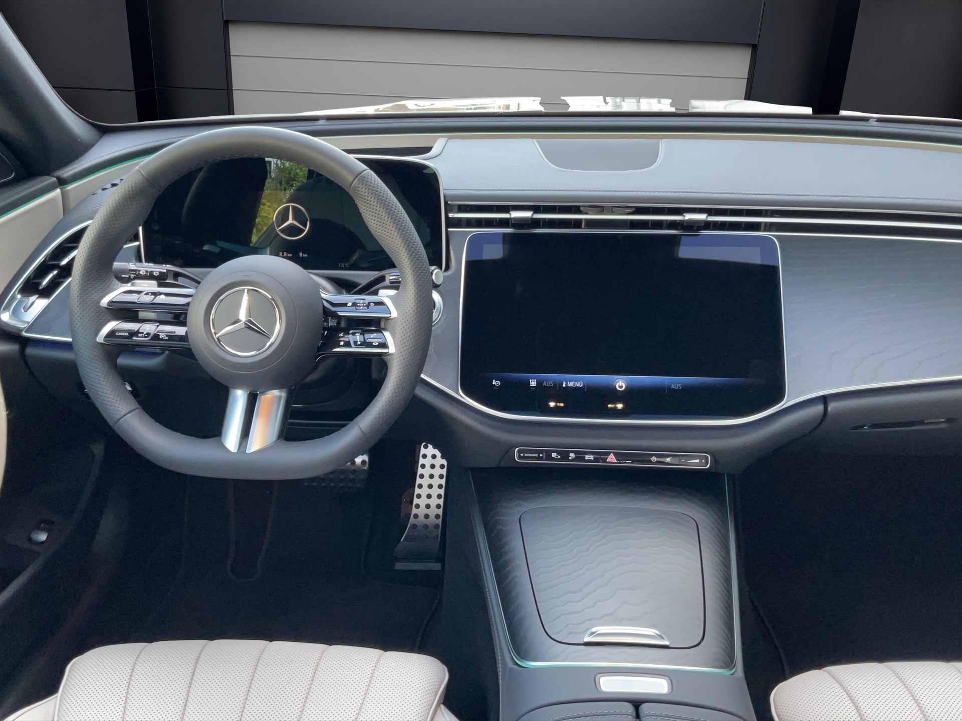 MERCEDES-BENZ E 300 de 4MATIC T-Modell AMG Line-image-5