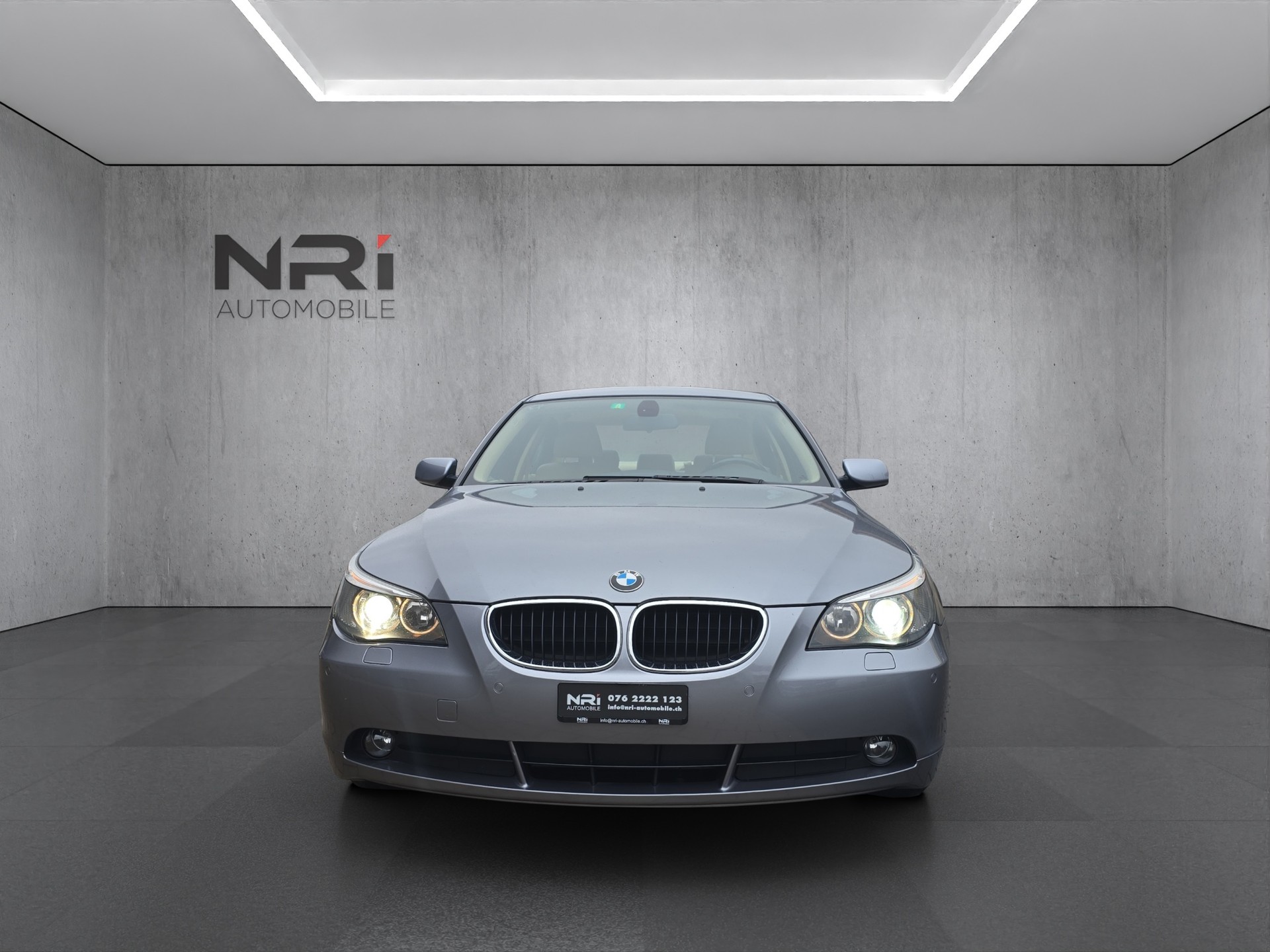 BMW 520i Advantage-showroom-element-1