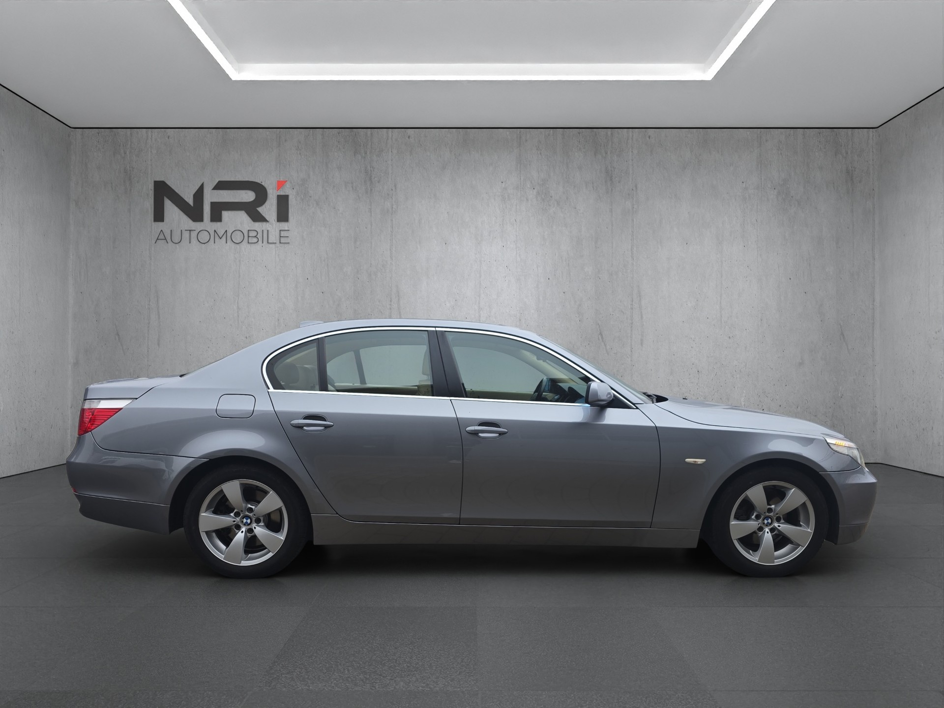 BMW 520i Advantage-showroom-element-3