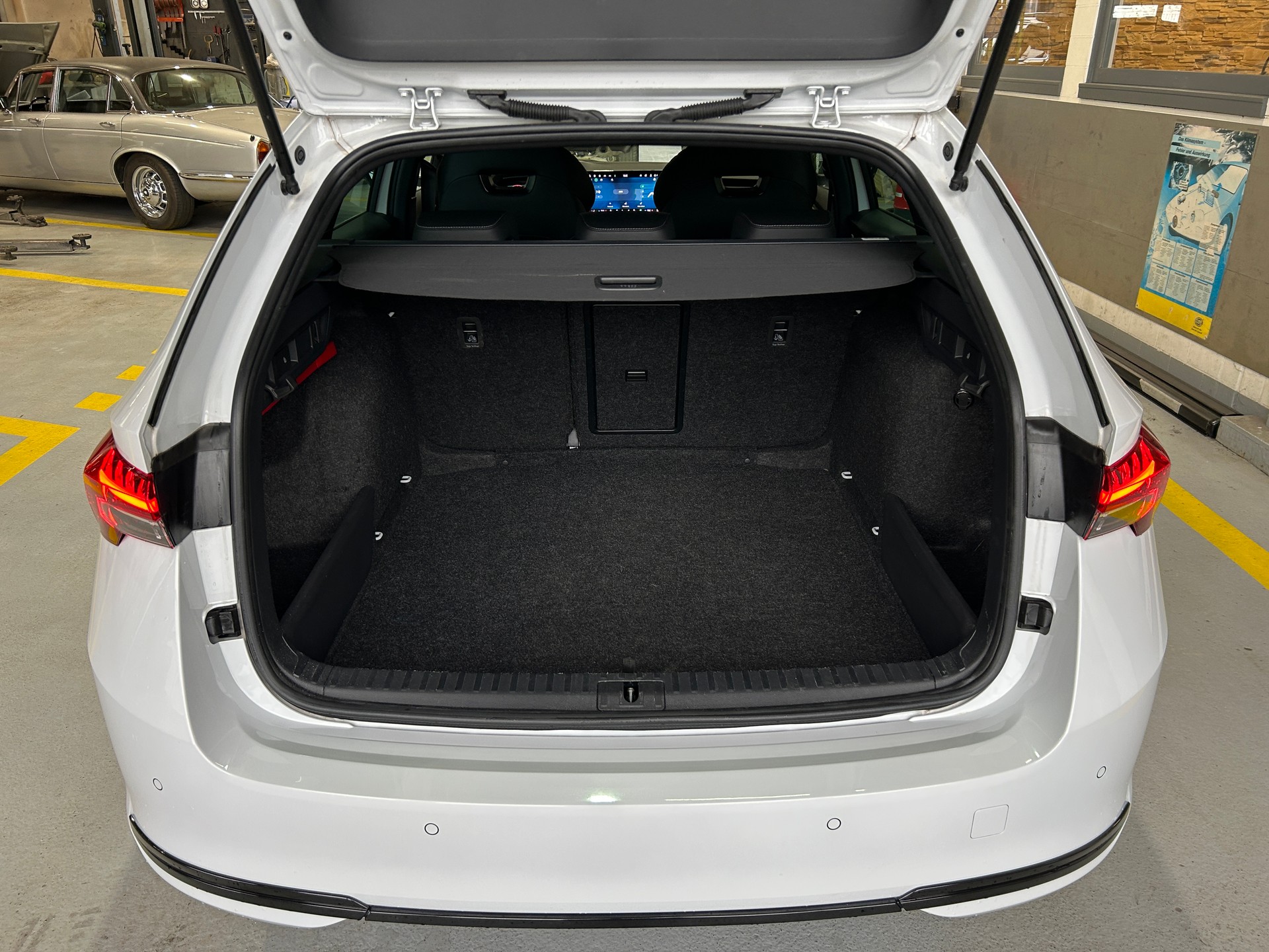 SKODA Octavia Combi 1.5 TSI mHEV DSG Sport Line-image-3