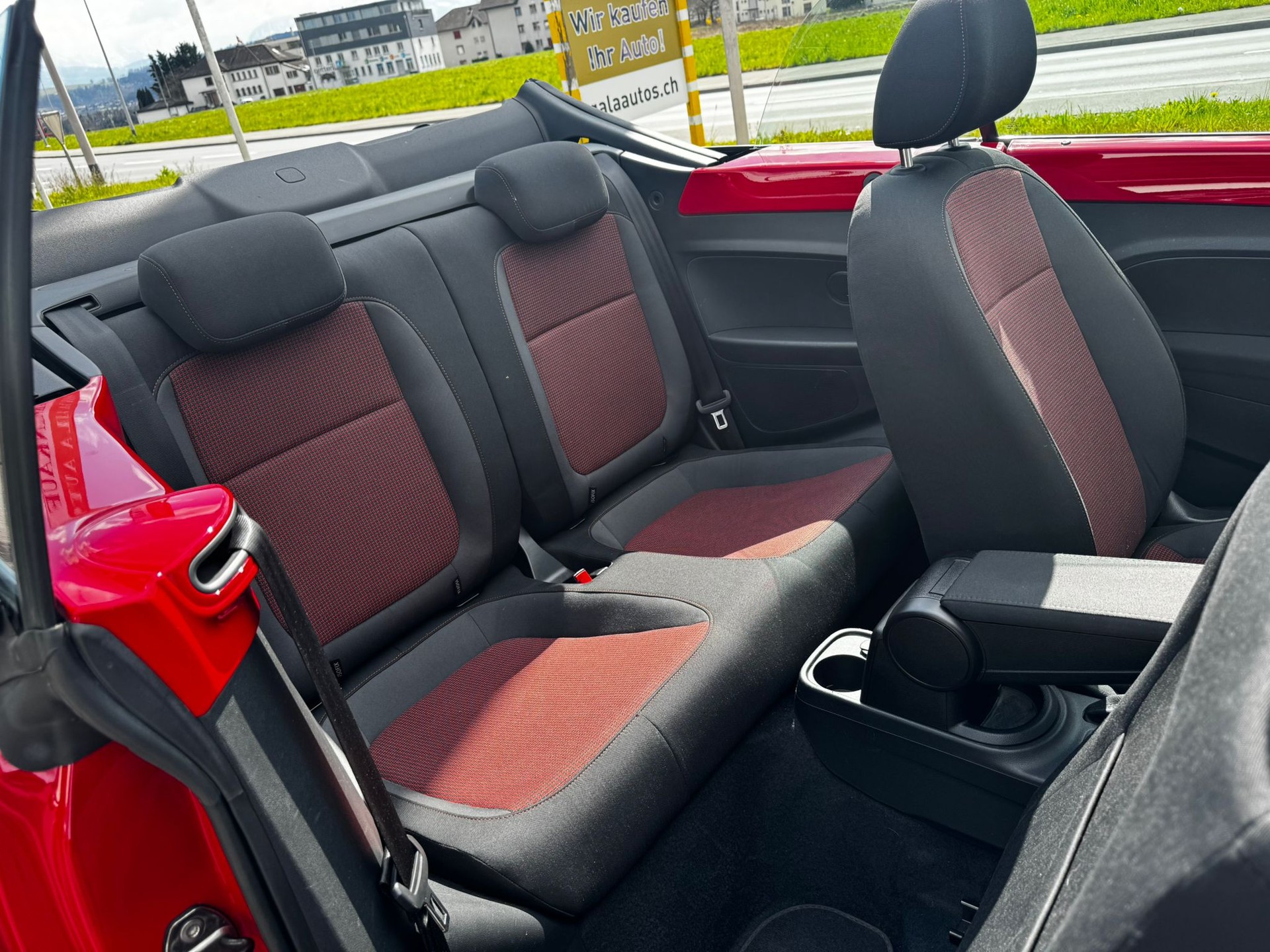 VW Beetle Cabrio 1.6 TDI BMT Design DSG-image-11