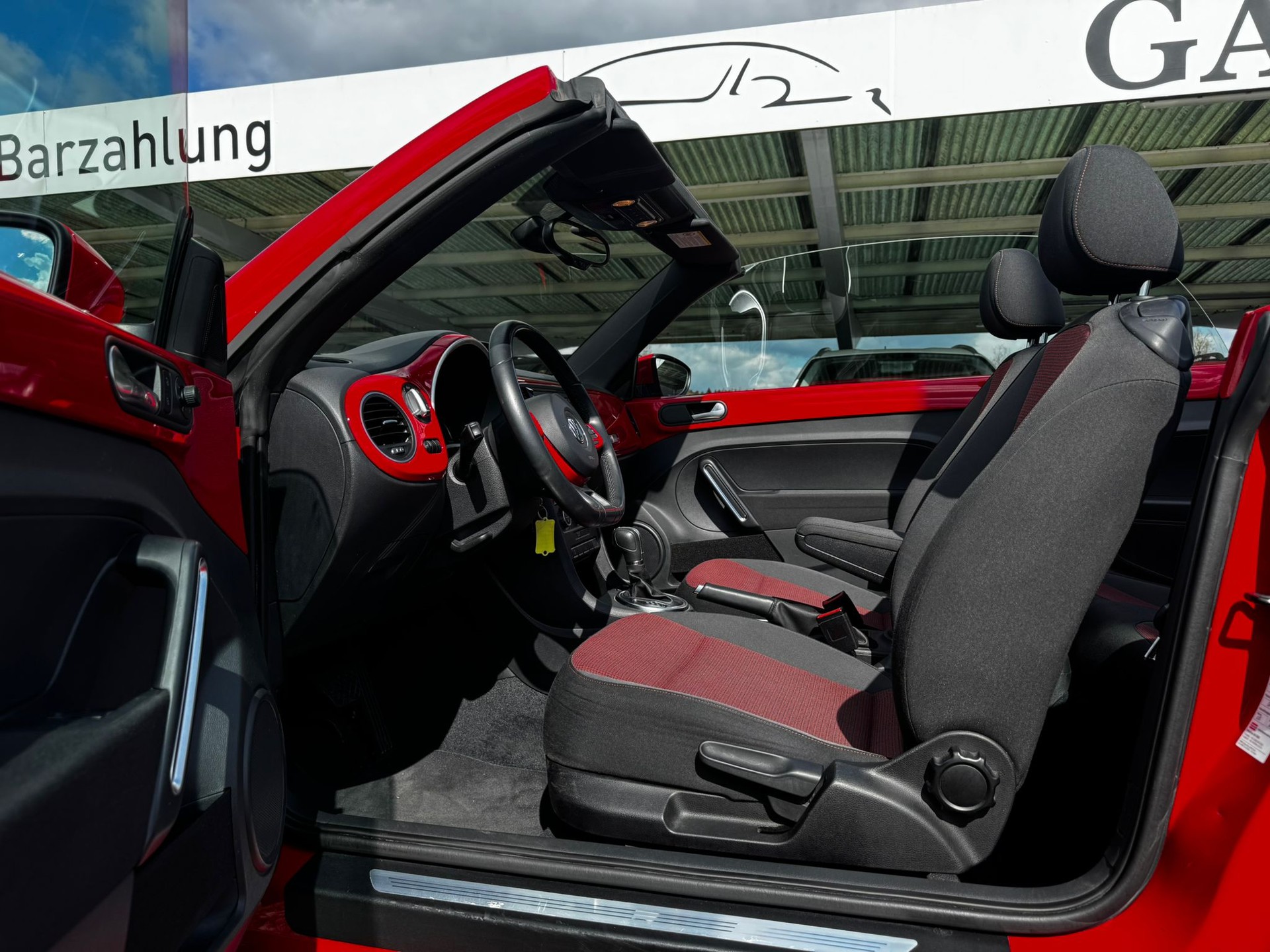 VW Beetle Cabrio 1.6 TDI BMT Design DSG-image-7