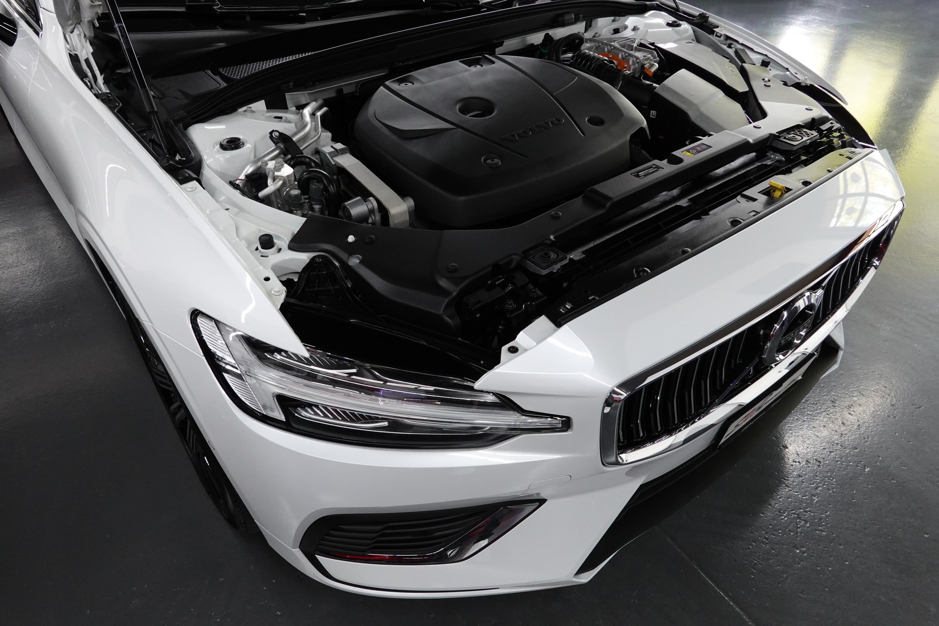 VOLVO V60 T6 eAWD TWIN ENGINE INSCRIPTION GEARTRONIC CH-FZ-showroom-element-3