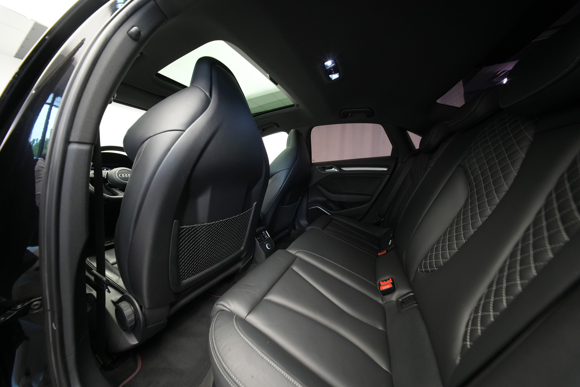 AUDI S3 Limousine 2.0 TFSI quattro S-tronic *Pantherschwarz* *Ego-X Auspuff*-image-17