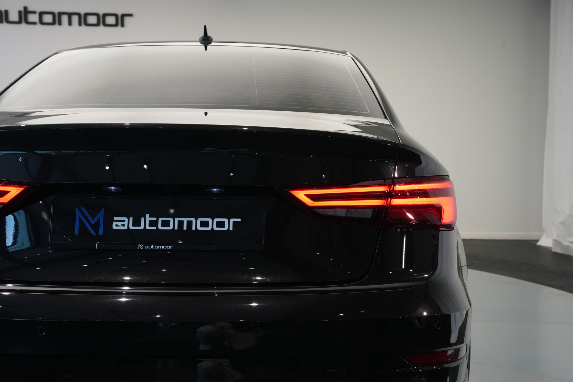 AUDI S3 Limousine 2.0 TFSI quattro S-tronic *Pantherschwarz* *Ego-X Auspuff*-image-32