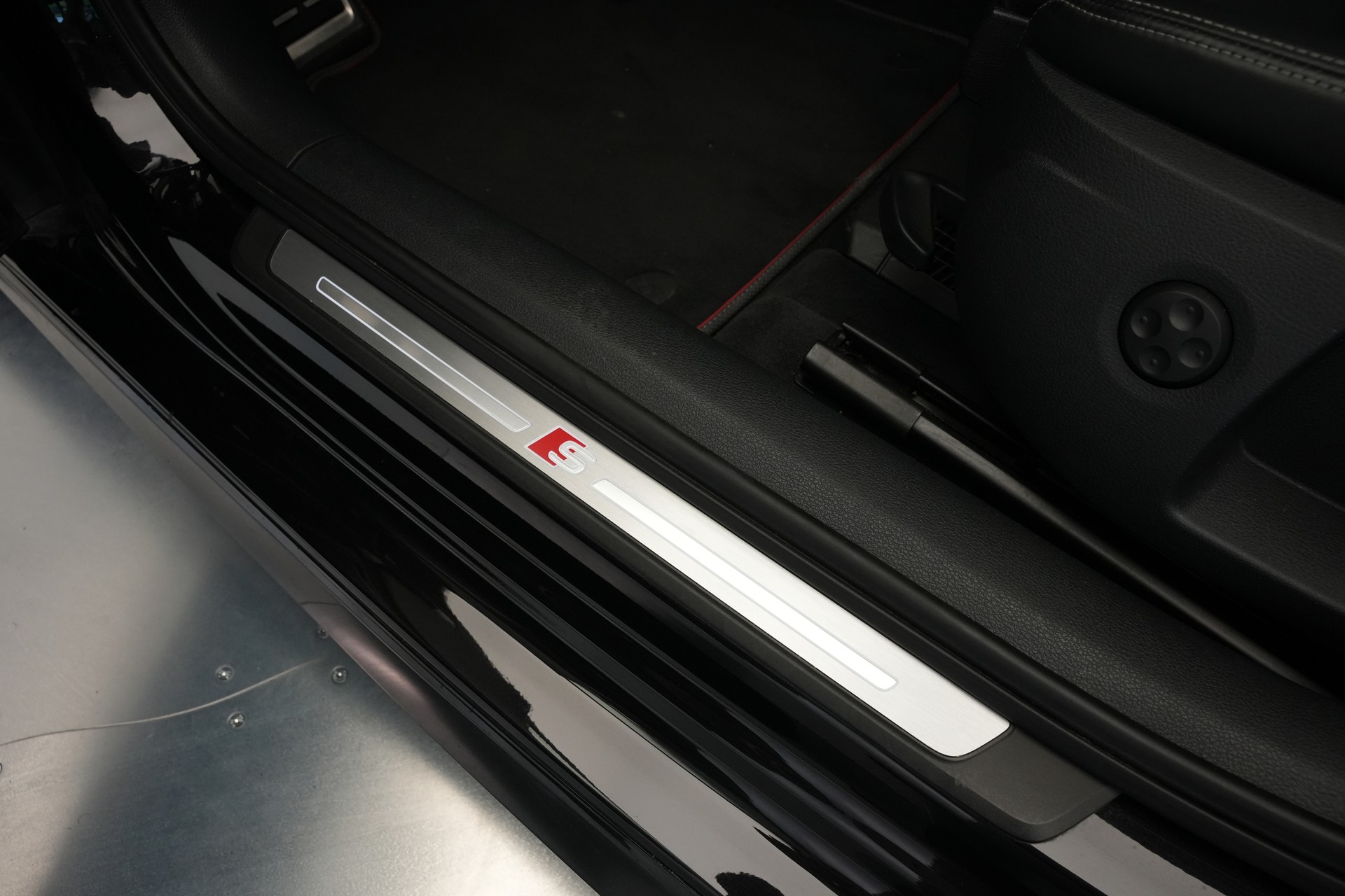 AUDI S3 Limousine 2.0 TFSI quattro S-tronic *Pantherschwarz* *Ego-X Auspuff*-image-24
