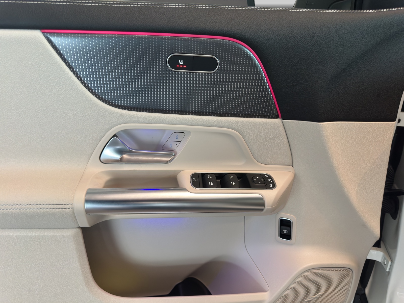 MERCEDES-BENZ EQA 250-image-12