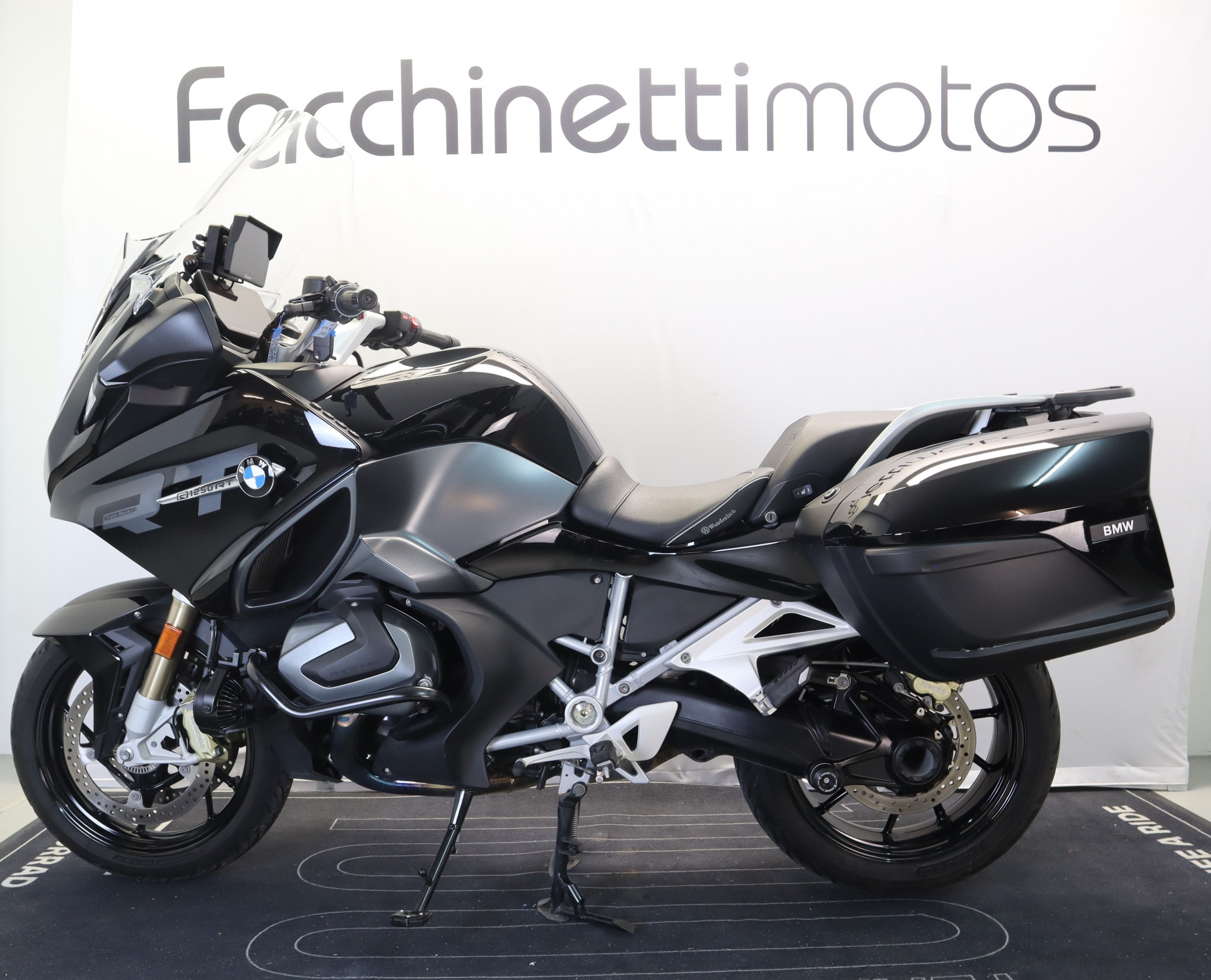 BMW R 1250 RT Triple Black-image-1