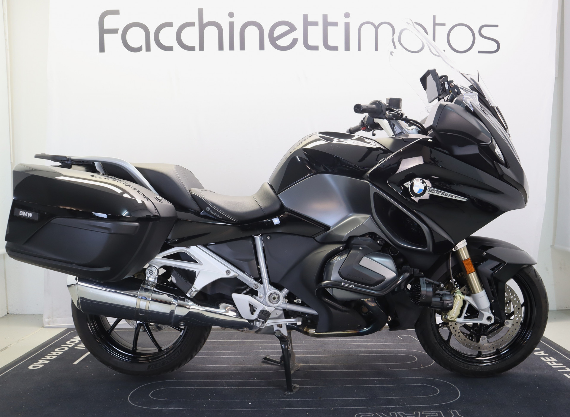 BMW R 1250 RT Triple Black-image-0