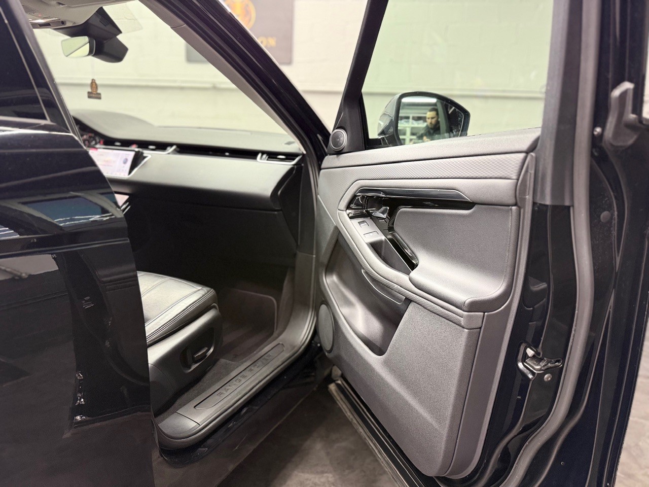 LAND ROVER Range Rover Evoque R-Dynamic D 180 S AT9-image-20
