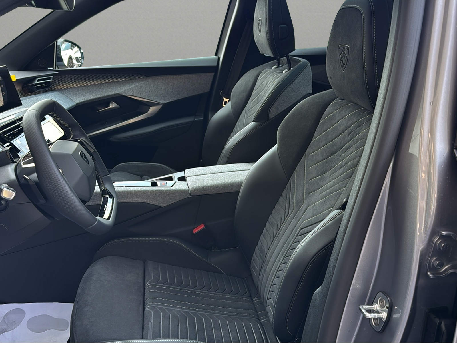 PEUGEOT 3008 145 e-DCS6 Hybrid GT Exclusive-showroom-element-3