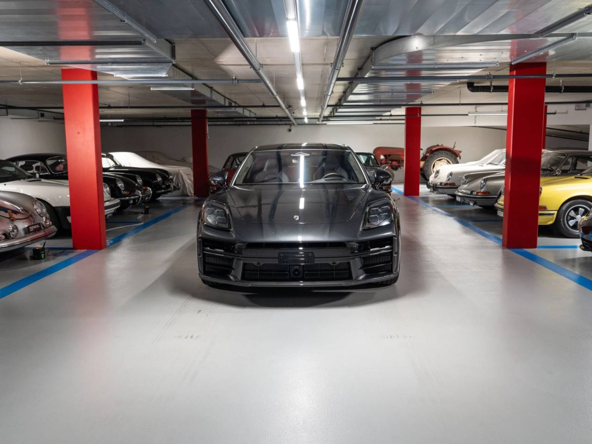 PORSCHE Panamera Turbo S E-Hybrid-showroom-element-1