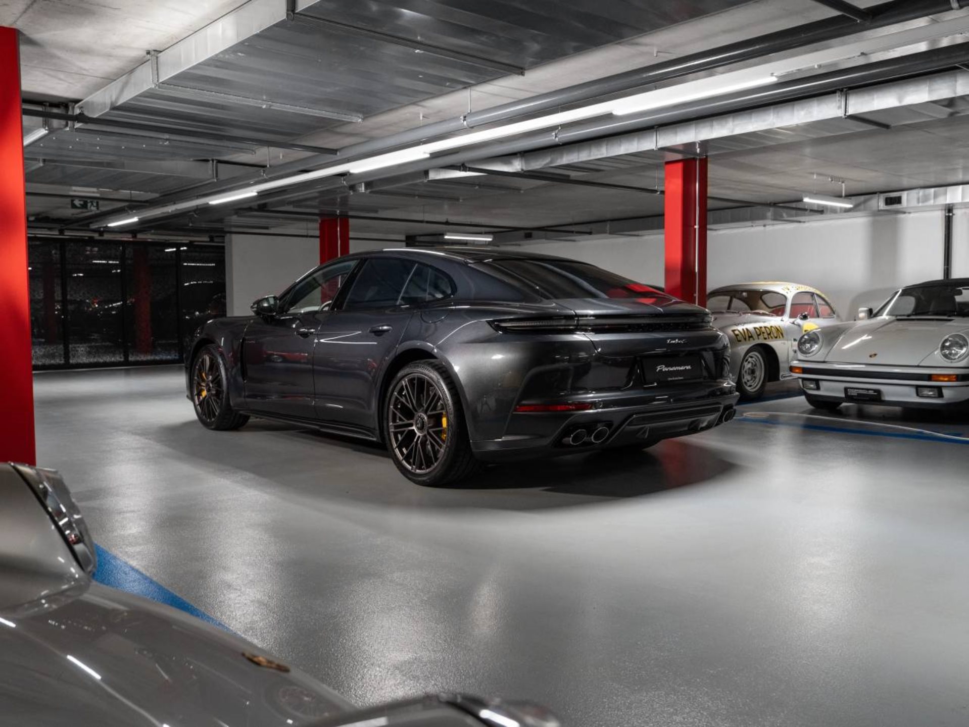 PORSCHE Panamera Turbo S E-Hybrid-showroom-element-2