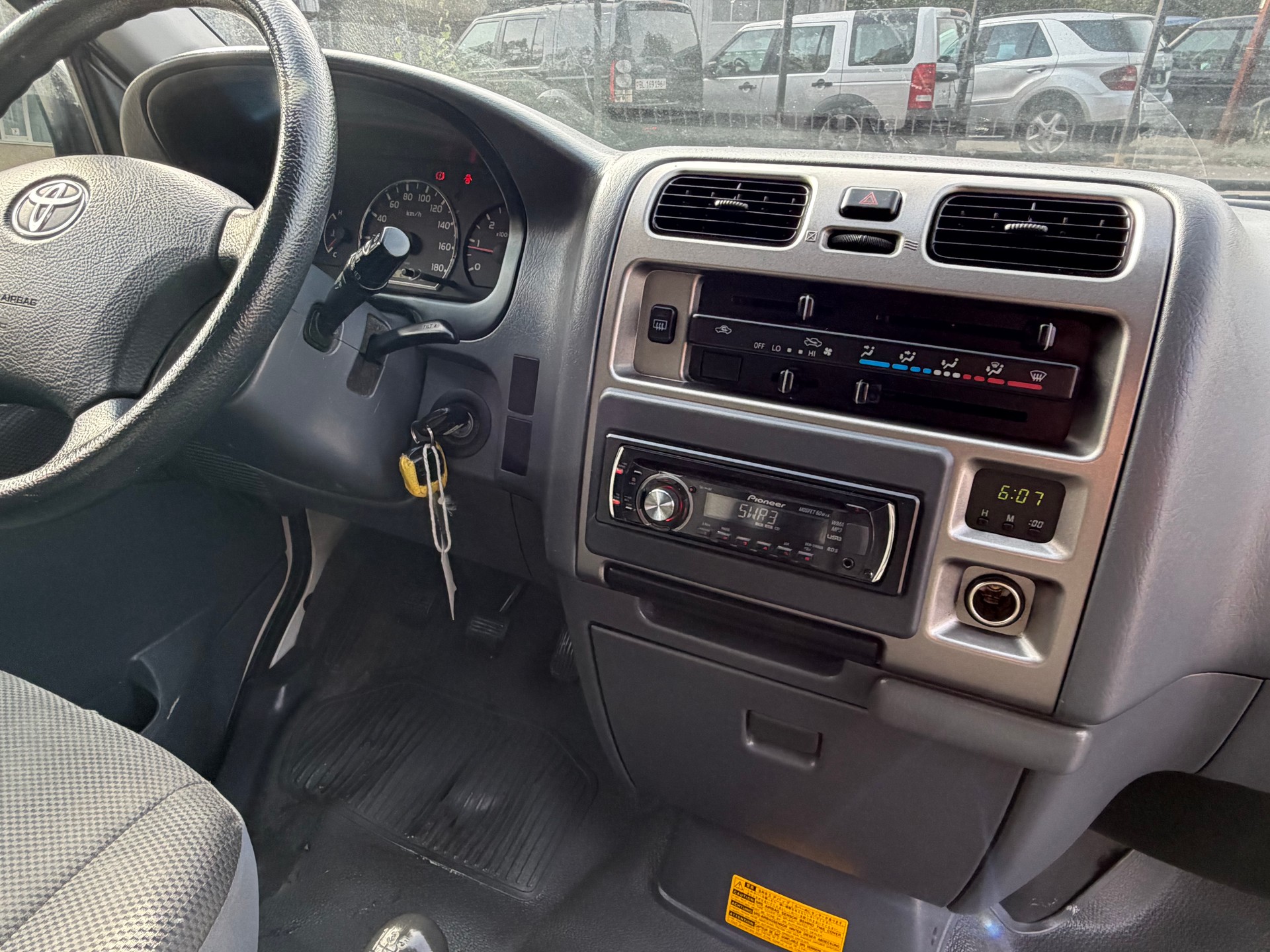 TOYOTA Hiace D-4D Van SWB-image-9