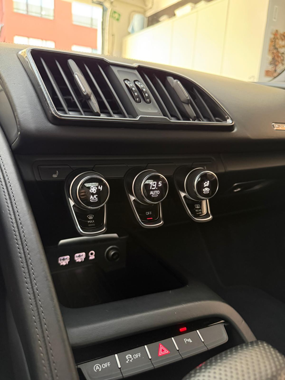 AUDI R8 Spyder 5.2 S-Tronic Quattro-image-12