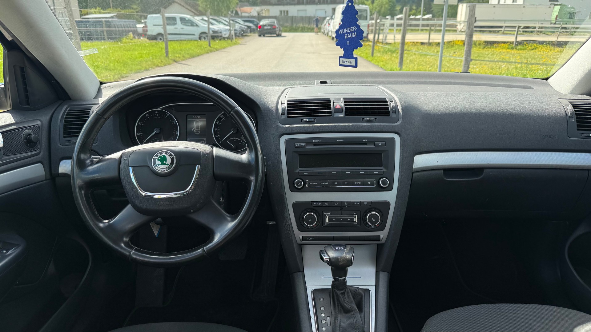 SKODA Octavia Combi 1.4 TSI Elegance DSG-image-9
