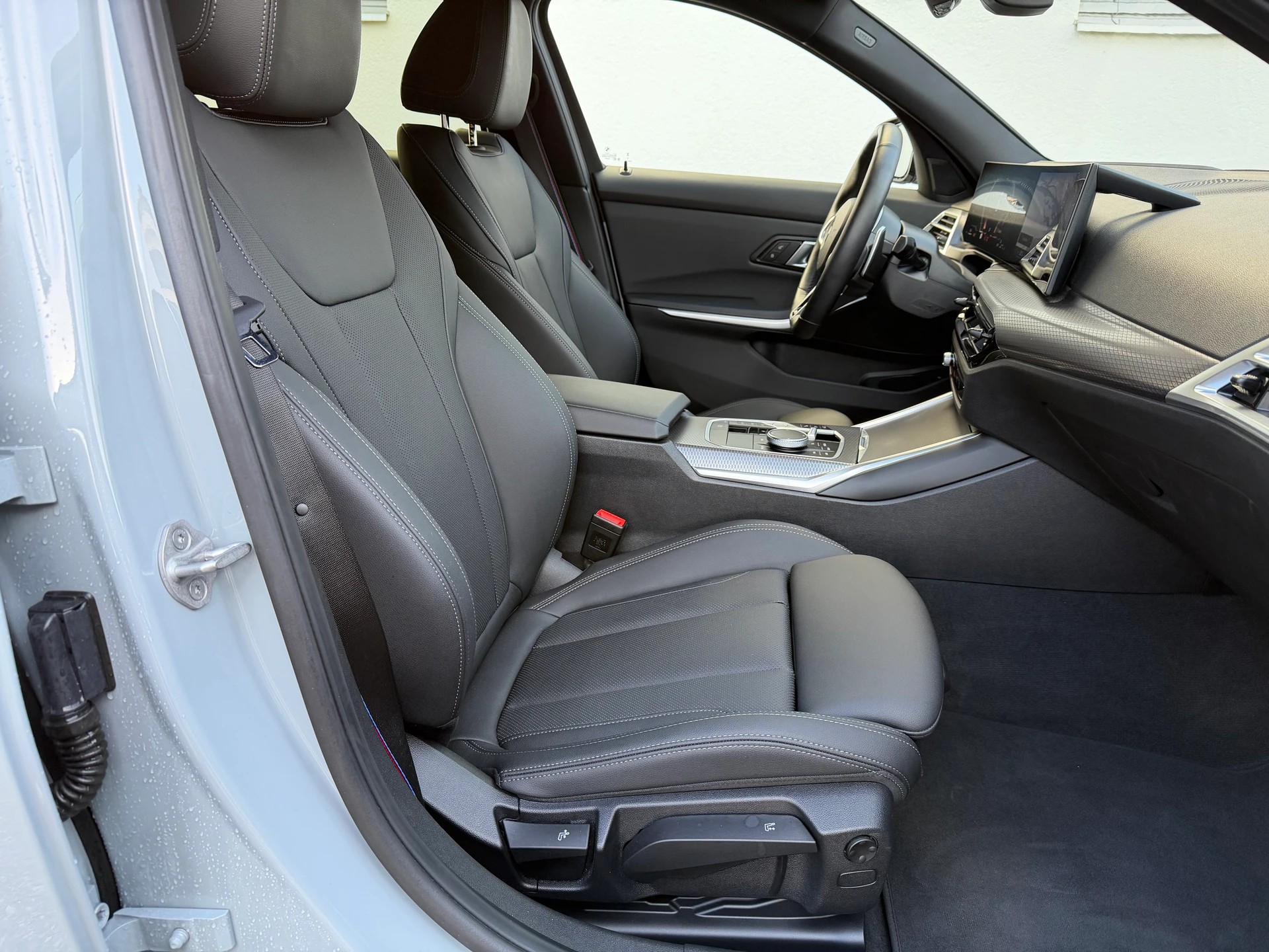 BMW 320d xDrive 48V Touring Steptronic M Sport-image-16